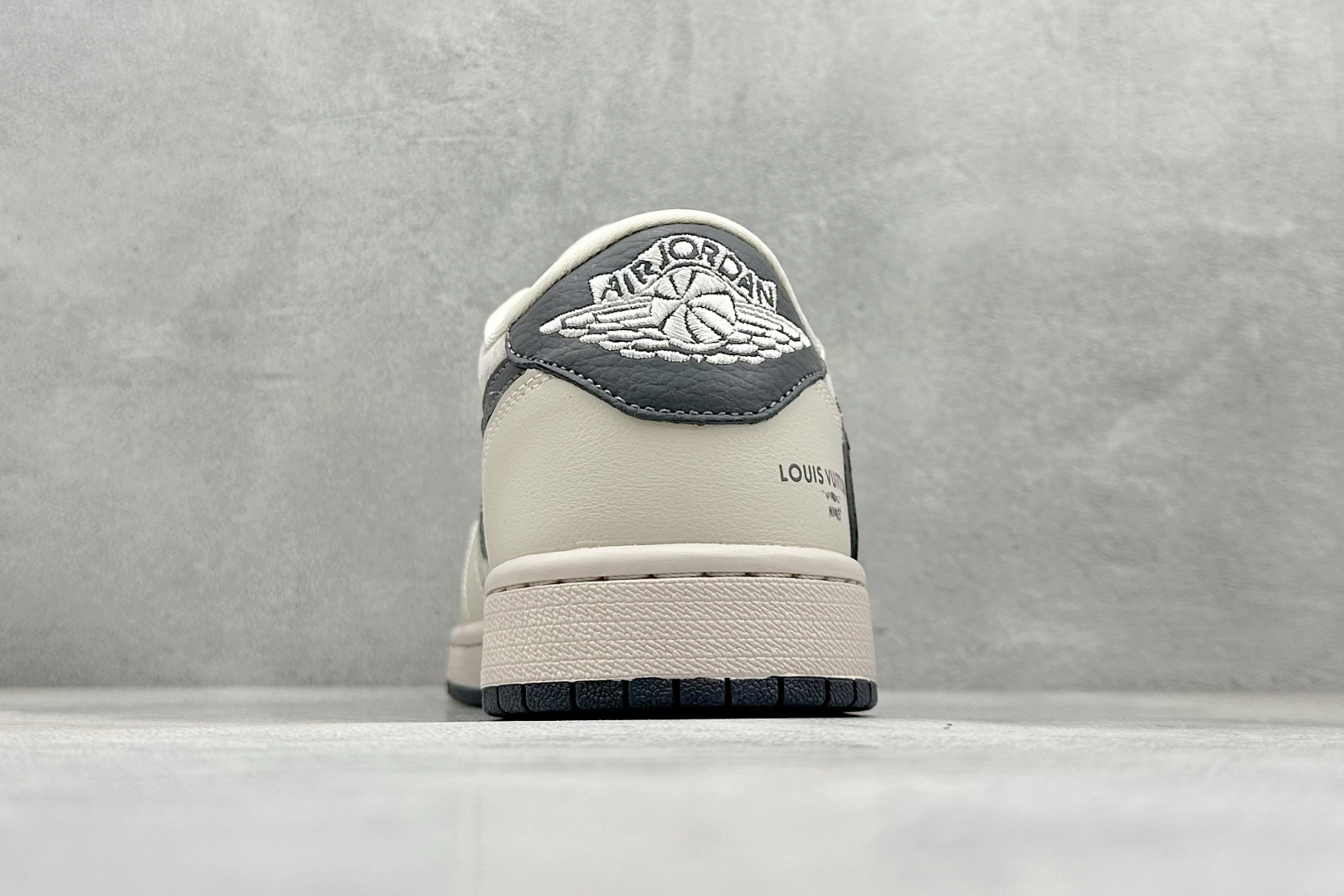 XC版Travis Scott x Fragment Design x Jordan Air Jordan 1 Low SP AJ1 乔1LV联名暮云灰 低帮文化休闲板鞋 LX1988-102-莆田鞋,莆田鞋货源,高仿鞋,高仿鞋货源,安福档口,莆田高仿鞋,莆田鞋批发,高仿鞋批发,莆田高仿运动鞋,高仿运动鞋,莆田运动鞋 XC版Travis Scott x Fragment Design x Jordan Air Jordan 1 Low SP AJ1 乔1LV联名暮云灰 低帮文化休闲板鞋 LX1988-102