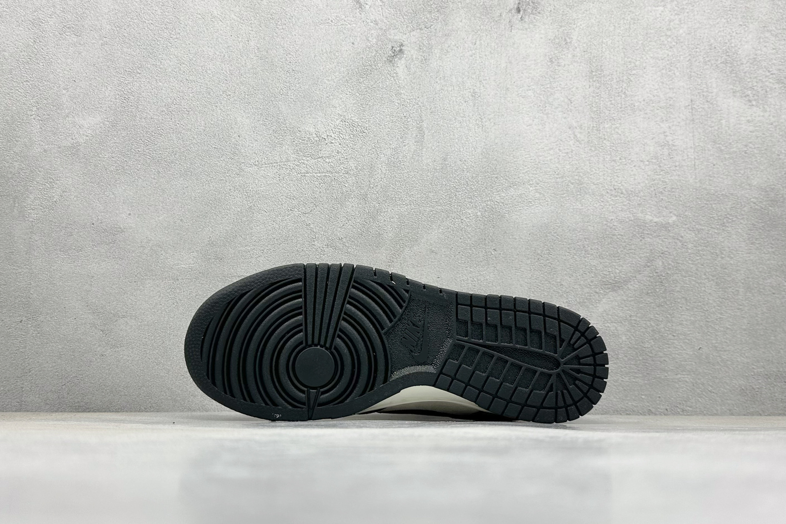 XC版Nike SB Dunk Low x Peaceminusone 黑灰小钩 DJ2024-069-莆田鞋,莆田鞋货源,高仿鞋,高仿鞋货源,安福档口,莆田高仿鞋,莆田鞋批发,高仿鞋批发,莆田高仿运动鞋,高仿运动鞋,莆田运动鞋 XC版Nike SB Dunk Low x Peaceminusone 黑灰小钩 DJ2024-069