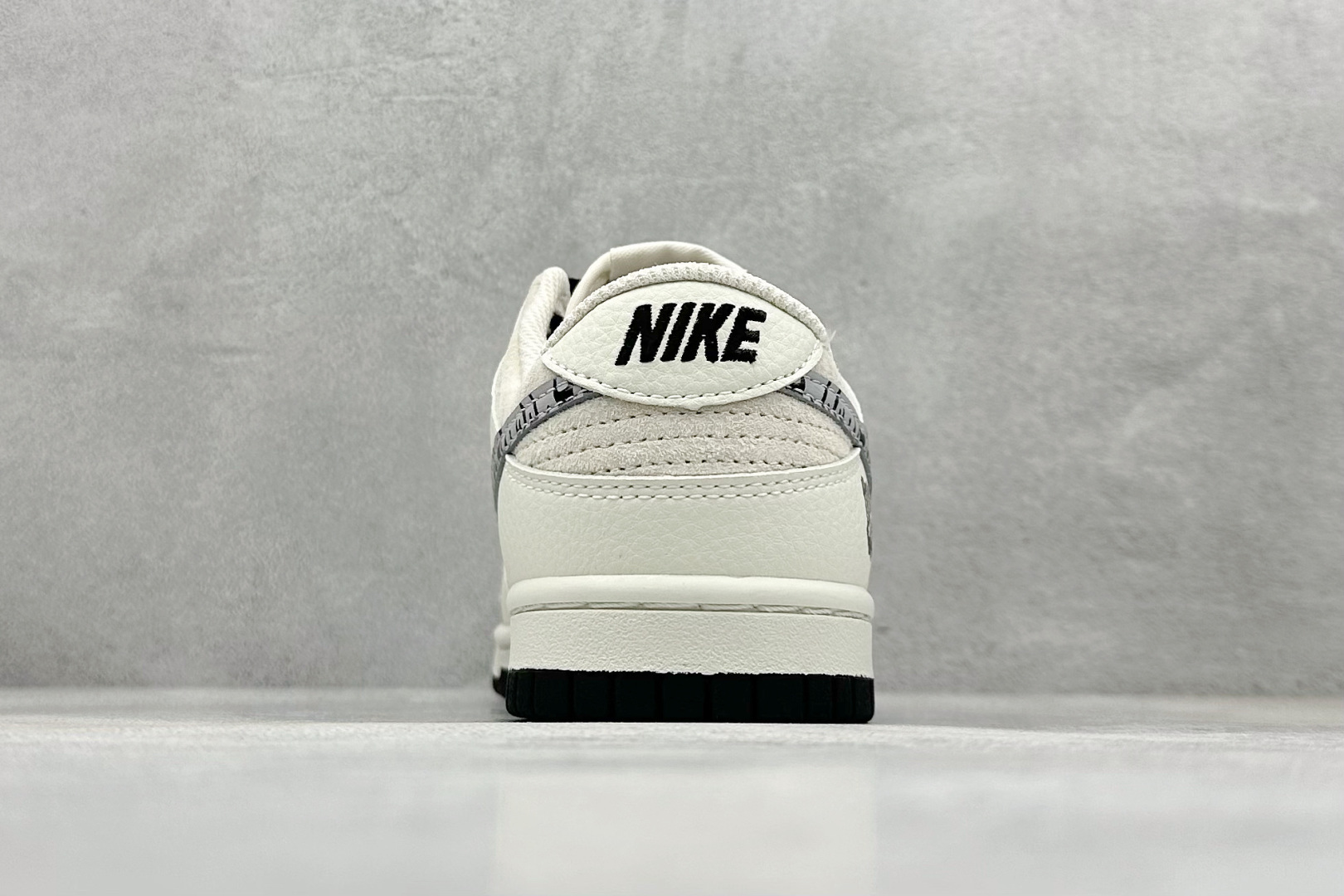 XC版Nike SB Dunk Low x UNDEFEATED 白黑小钩火焰涂鸦 DJ2024-068