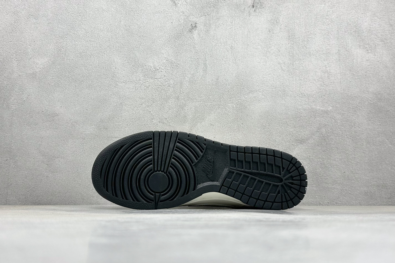 XC版Nk SB Dunk Low 迪奥联名 猪八白勾 周年定制 低帮休闲板鞋 DJ2024-066-莆田鞋,莆田鞋货源,高仿鞋,高仿鞋货源,安福档口,莆田高仿鞋,莆田鞋批发,高仿鞋批发,莆田高仿运动鞋,高仿运动鞋,莆田运动鞋 XC版Nk SB Dunk Low 迪奥联名 猪八白勾 周年定制 低帮休闲板鞋 DJ2024-066