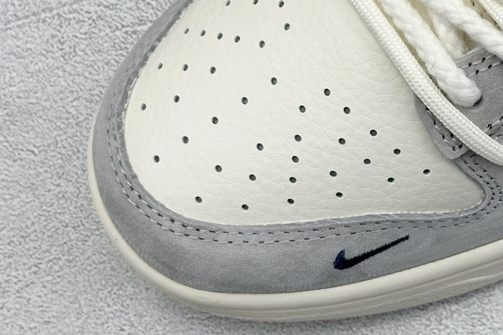 XC版Nike SB Dunk Low x Stussy 白蓝红绑带 SJ2068-308-莆田鞋,莆田鞋货源,高仿鞋,高仿鞋货源,安福档口,莆田高仿鞋,莆田鞋批发,高仿鞋批发,莆田高仿运动鞋,高仿运动鞋,莆田运动鞋 XC版Nike SB Dunk Low x Stussy 白蓝红绑带 SJ2068-308