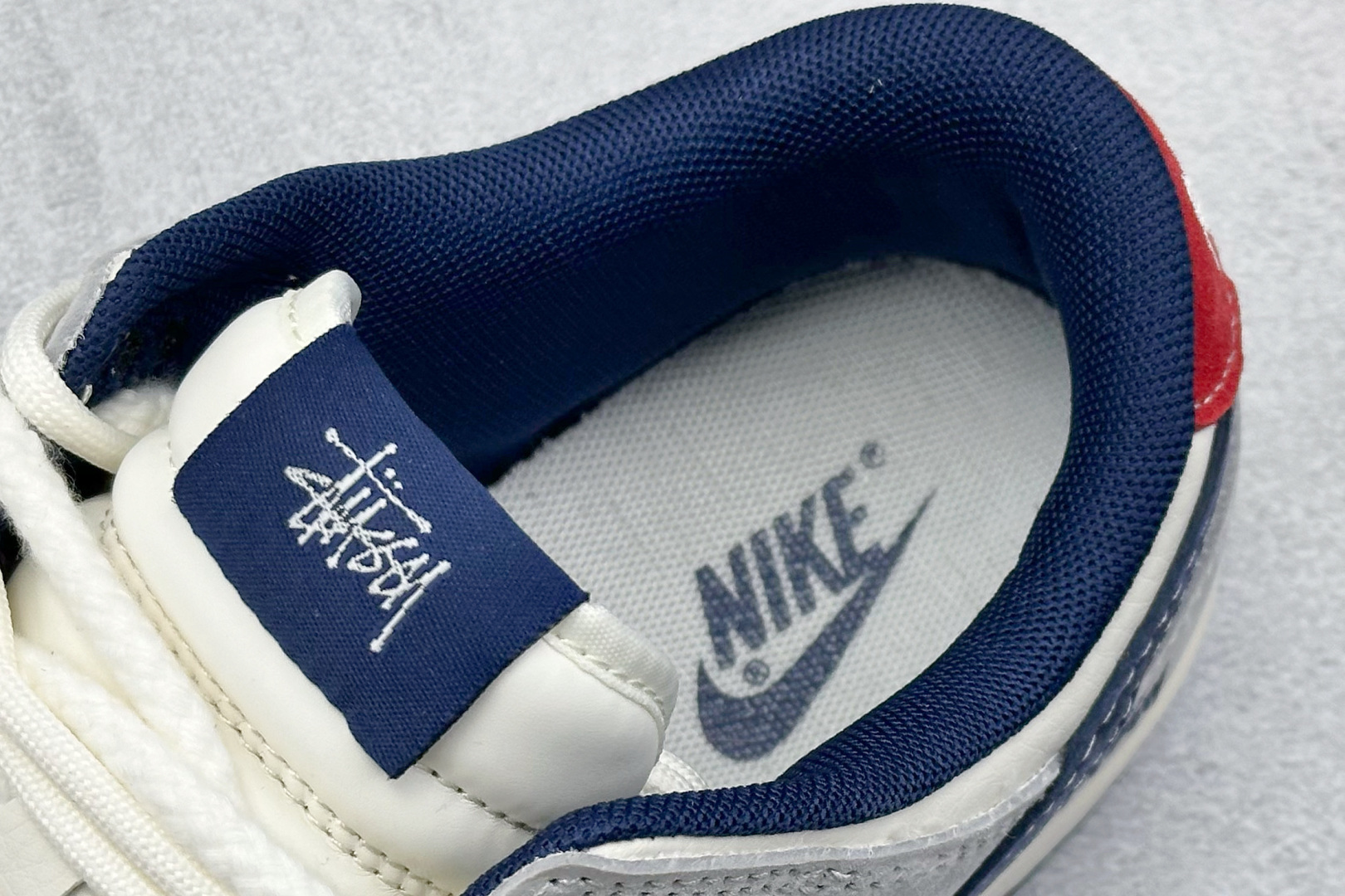 XC版Nike SB Dunk Low x Stussy 白蓝红绑带 SJ2068-308-莆田鞋,莆田鞋货源,高仿鞋,高仿鞋货源,安福档口,莆田高仿鞋,莆田鞋批发,高仿鞋批发,莆田高仿运动鞋,高仿运动鞋,莆田运动鞋 XC版Nike SB Dunk Low x Stussy 白蓝红绑带 SJ2068-308