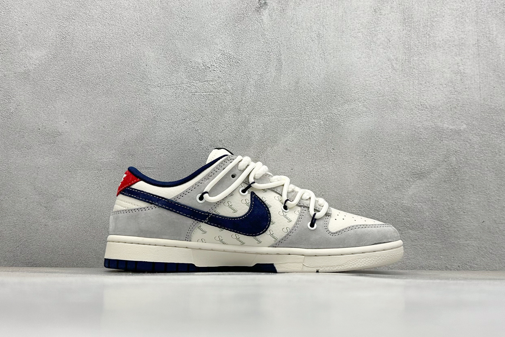 XC版Nike SB Dunk Low x Stussy 白蓝红绑带 SJ2068-308-莆田鞋,莆田鞋货源,高仿鞋,高仿鞋货源,安福档口,莆田高仿鞋,莆田鞋批发,高仿鞋批发,莆田高仿运动鞋,高仿运动鞋,莆田运动鞋 XC版Nike SB Dunk Low x Stussy 白蓝红绑带 SJ2068-308