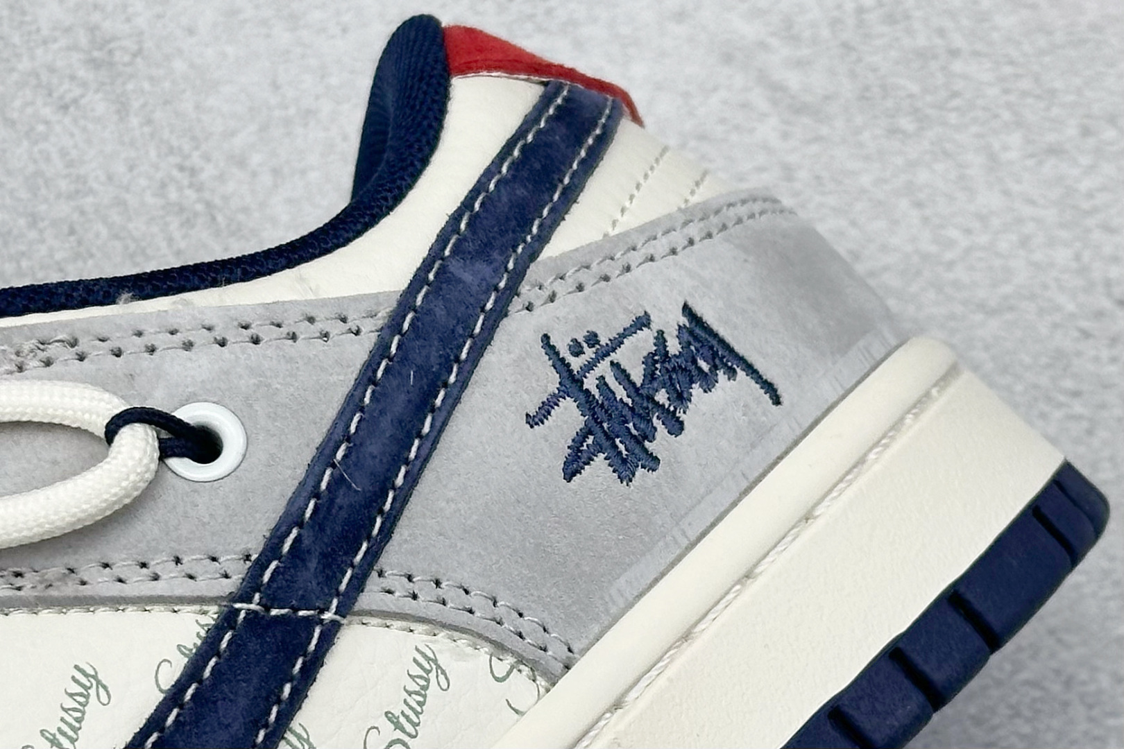 XC版Nike SB Dunk Low x Stussy 白蓝红绑带 SJ2068-308-莆田鞋,莆田鞋货源,高仿鞋,高仿鞋货源,安福档口,莆田高仿鞋,莆田鞋批发,高仿鞋批发,莆田高仿运动鞋,高仿运动鞋,莆田运动鞋 XC版Nike SB Dunk Low x Stussy 白蓝红绑带 SJ2068-308