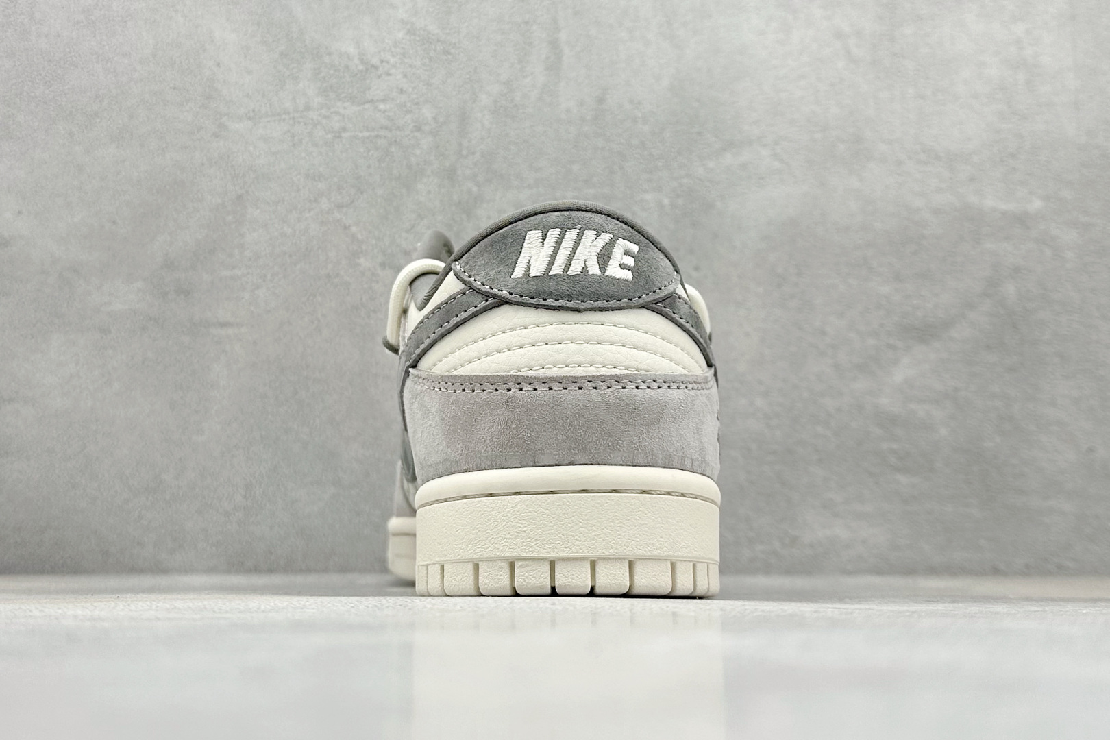 XC版Nk SB Dunk Low 斯图西联名-绑带灰刺绣灰勾 周年高端定制 低帮休闲板鞋 SJ2068-307-莆田鞋,莆田鞋货源,高仿鞋,高仿鞋货源,安福档口,莆田高仿鞋,莆田鞋批发,高仿鞋批发,莆田高仿运动鞋,高仿运动鞋,莆田运动鞋 XC版Nk SB Dunk Low 斯图西联名-绑带灰刺绣灰勾 周年高端定制 低帮休闲板鞋 SJ2068-307