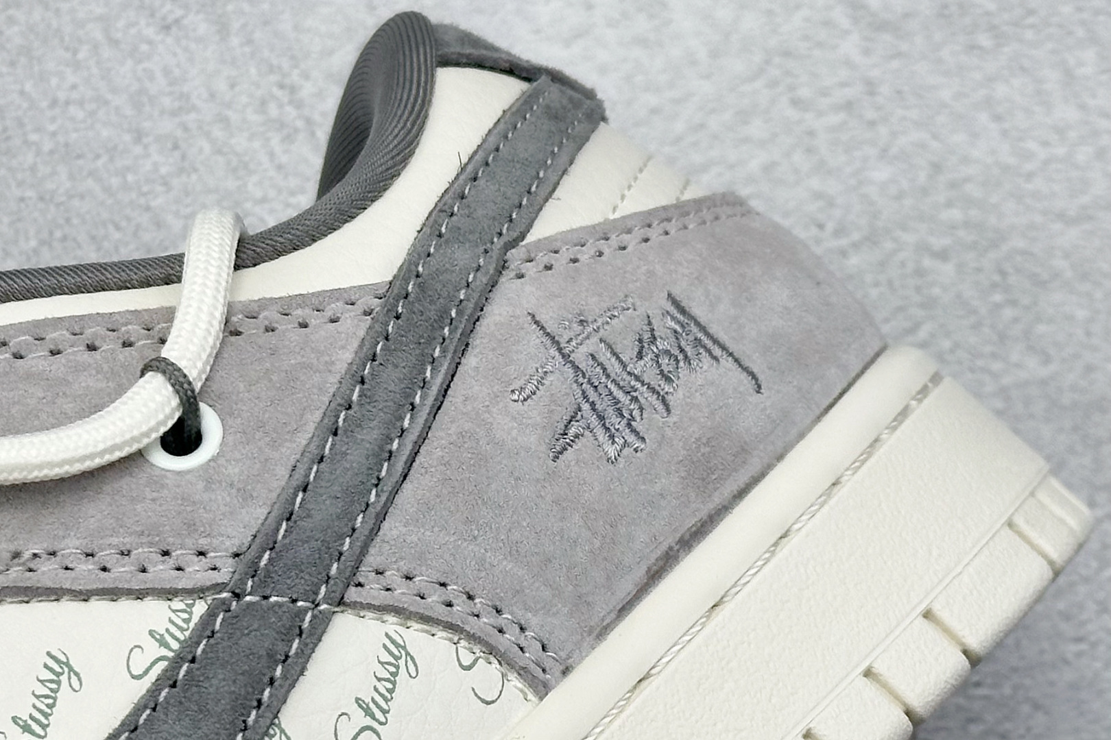 XC版Nk SB Dunk Low 斯图西联名-绑带灰刺绣灰勾 周年高端定制 低帮休闲板鞋 SJ2068-307-莆田鞋,莆田鞋货源,高仿鞋,高仿鞋货源,安福档口,莆田高仿鞋,莆田鞋批发,高仿鞋批发,莆田高仿运动鞋,高仿运动鞋,莆田运动鞋 XC版Nk SB Dunk Low 斯图西联名-绑带灰刺绣灰勾 周年高端定制 低帮休闲板鞋 SJ2068-307
