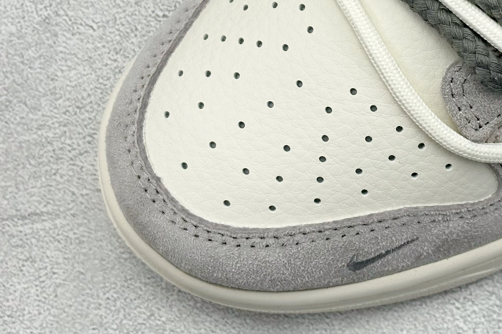 XC版Nk SB Dunk Low 斯图西联名-绑带灰刺绣灰勾 周年高端定制 低帮休闲板鞋 SJ2068-307-莆田鞋,莆田鞋货源,高仿鞋,高仿鞋货源,安福档口,莆田高仿鞋,莆田鞋批发,高仿鞋批发,莆田高仿运动鞋,高仿运动鞋,莆田运动鞋 XC版Nk SB Dunk Low 斯图西联名-绑带灰刺绣灰勾 周年高端定制 低帮休闲板鞋 SJ2068-307