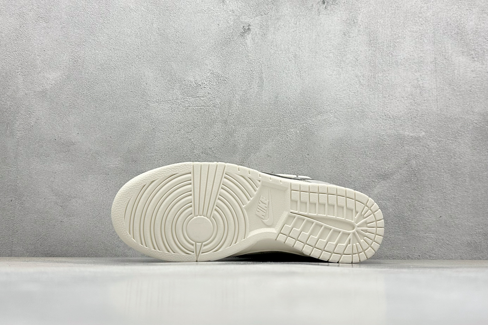 XC版Nk SB Dunk Low 斯图西联名-绑带灰刺绣灰勾 周年高端定制 低帮休闲板鞋 SJ2068-307-莆田鞋,莆田鞋货源,高仿鞋,高仿鞋货源,安福档口,莆田高仿鞋,莆田鞋批发,高仿鞋批发,莆田高仿运动鞋,高仿运动鞋,莆田运动鞋 XC版Nk SB Dunk Low 斯图西联名-绑带灰刺绣灰勾 周年高端定制 低帮休闲板鞋 SJ2068-307