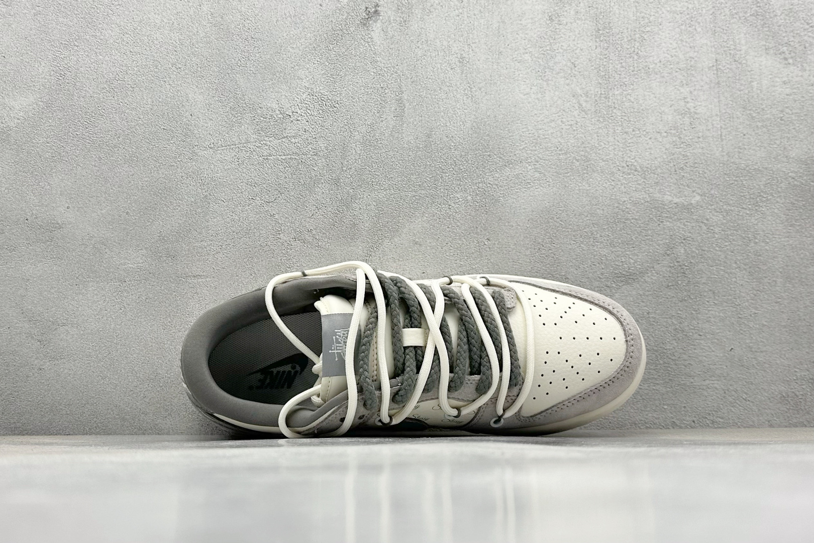 XC版Nk SB Dunk Low 斯图西联名-绑带灰刺绣灰勾 周年高端定制 低帮休闲板鞋 SJ2068-307-莆田鞋,莆田鞋货源,高仿鞋,高仿鞋货源,安福档口,莆田高仿鞋,莆田鞋批发,高仿鞋批发,莆田高仿运动鞋,高仿运动鞋,莆田运动鞋 XC版Nk SB Dunk Low 斯图西联名-绑带灰刺绣灰勾 周年高端定制 低帮休闲板鞋 SJ2068-307