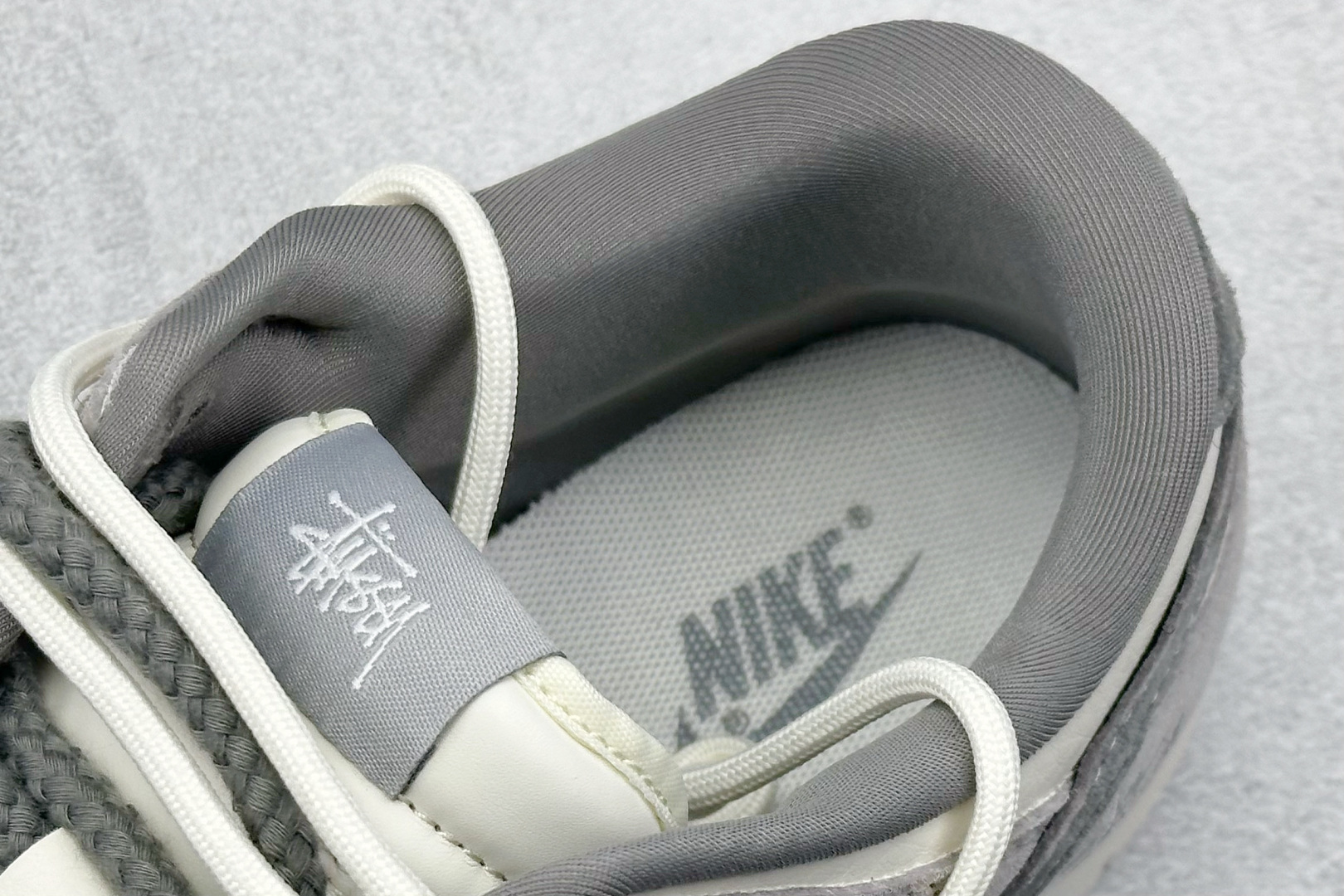 XC版Nk SB Dunk Low 斯图西联名-绑带灰刺绣灰勾 周年高端定制 低帮休闲板鞋 SJ2068-307-莆田鞋,莆田鞋货源,高仿鞋,高仿鞋货源,安福档口,莆田高仿鞋,莆田鞋批发,高仿鞋批发,莆田高仿运动鞋,高仿运动鞋,莆田运动鞋 XC版Nk SB Dunk Low 斯图西联名-绑带灰刺绣灰勾 周年高端定制 低帮休闲板鞋 SJ2068-307