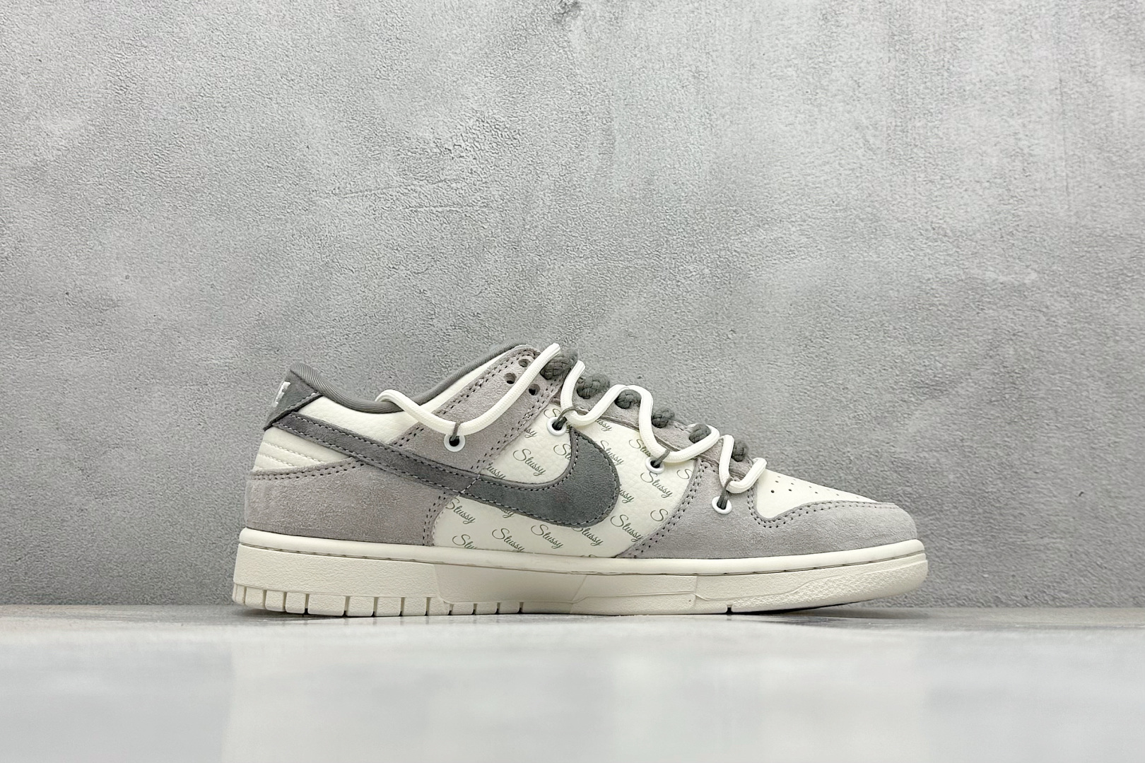 XC版Nk SB Dunk Low 斯图西联名-绑带灰刺绣灰勾 周年高端定制 低帮休闲板鞋 SJ2068-307-莆田鞋,莆田鞋货源,高仿鞋,高仿鞋货源,安福档口,莆田高仿鞋,莆田鞋批发,高仿鞋批发,莆田高仿运动鞋,高仿运动鞋,莆田运动鞋 XC版Nk SB Dunk Low 斯图西联名-绑带灰刺绣灰勾 周年高端定制 低帮休闲板鞋 SJ2068-307