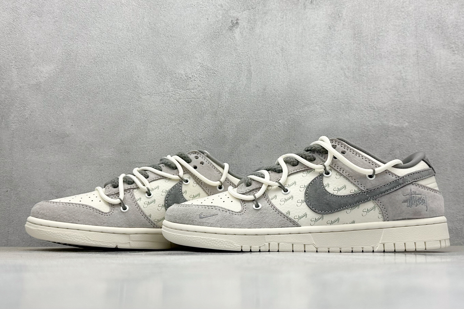XC版Nk SB Dunk Low 斯图西联名-绑带灰刺绣灰勾 周年高端定制 低帮休闲板鞋 SJ2068-307-莆田鞋,莆田鞋货源,高仿鞋,高仿鞋货源,安福档口,莆田高仿鞋,莆田鞋批发,高仿鞋批发,莆田高仿运动鞋,高仿运动鞋,莆田运动鞋 XC版Nk SB Dunk Low 斯图西联名-绑带灰刺绣灰勾 周年高端定制 低帮休闲板鞋 SJ2068-307