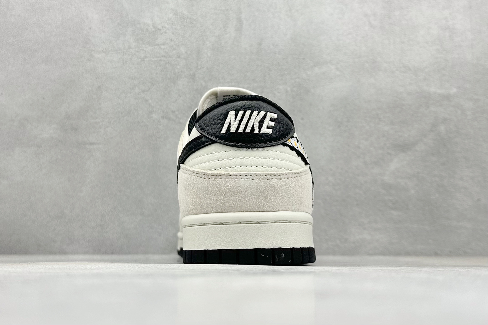 XC版Nk SB Dunk Low 闪电联名 雏菊白勾 周年高端定制 低帮休闲板鞋 DJ2024-073-莆田鞋,莆田鞋货源,高仿鞋,高仿鞋货源,安福档口,莆田高仿鞋,莆田鞋批发,高仿鞋批发,莆田高仿运动鞋,高仿运动鞋,莆田运动鞋 XC版Nk SB Dunk Low 闪电联名 雏菊白勾 周年高端定制 低帮休闲板鞋 DJ2024-073