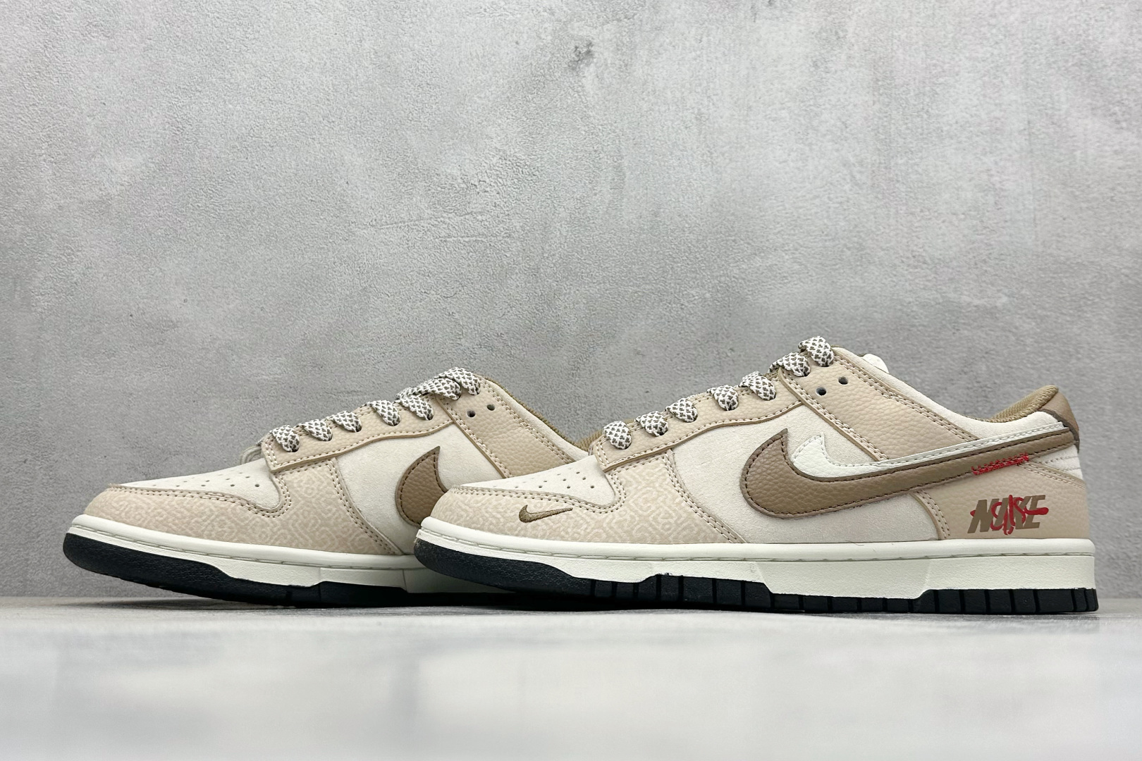 XC版Nk SB Dunk Low 暗纹双勾棕白 周年高端定制 低帮休闲板鞋 DJ2024-071
