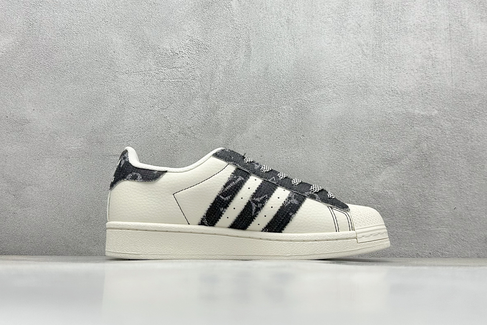 AD Originals Superstar x Louis Vuitton 白黑 XS0016-莆田鞋,莆田鞋货源,高仿鞋,高仿鞋货源,安福档口,莆田高仿鞋,莆田鞋批发,高仿鞋批发,莆田高仿运动鞋,高仿运动鞋,莆田运动鞋 AD Originals Superstar x Louis Vuitton 白黑 XS0016