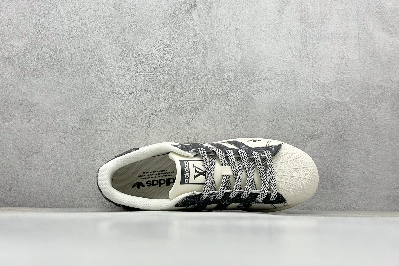 AD Originals Superstar x Louis Vuitton 白黑 XS0016-莆田鞋,莆田鞋货源,高仿鞋,高仿鞋货源,安福档口,莆田高仿鞋,莆田鞋批发,高仿鞋批发,莆田高仿运动鞋,高仿运动鞋,莆田运动鞋 AD Originals Superstar x Louis Vuitton 白黑 XS0016