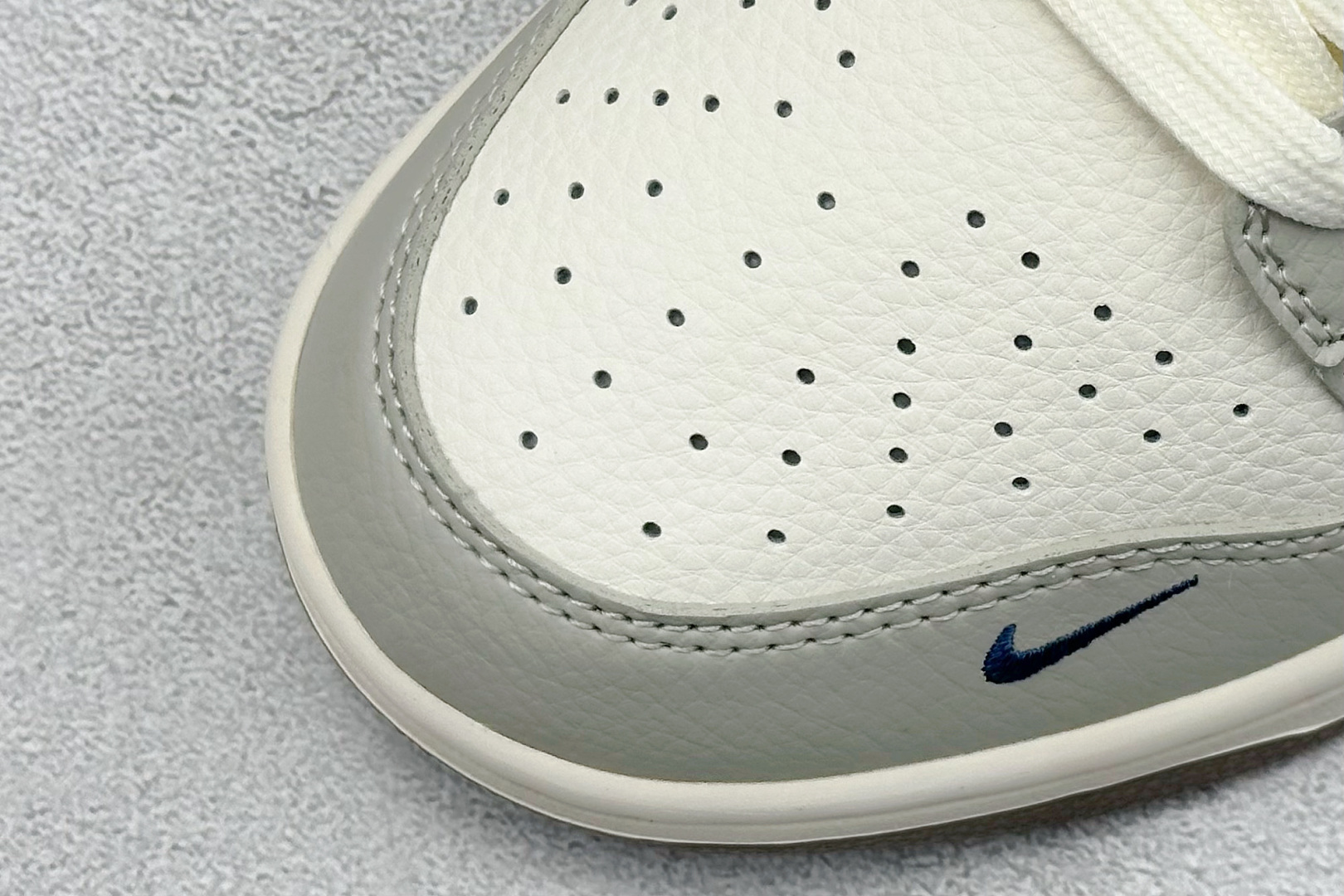 Nike SB Dunk Low x BURBERRY 灰白小勾 XD1588-219