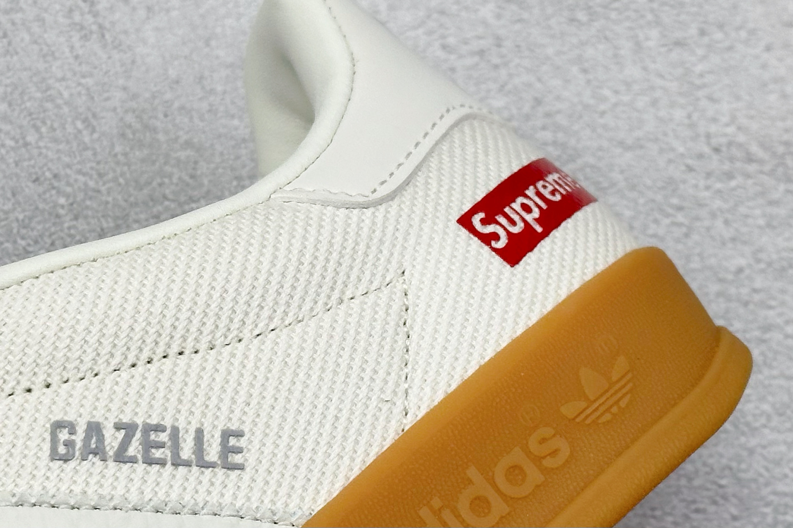 SC版Adidas SAMBA x Supreme 白红休闲板鞋 SC9207-723-莆田鞋,莆田鞋货源,高仿鞋,高仿鞋货源,安福档口,莆田高仿鞋,莆田鞋批发,高仿鞋批发,莆田高仿运动鞋,高仿运动鞋,莆田运动鞋 SC版Adidas SAMBA x Supreme 白红休闲板鞋 SC9207-723