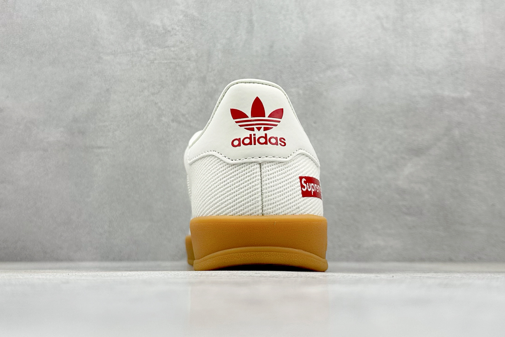 SC版Adidas SAMBA x Supreme 白红休闲板鞋 SC9207-723-莆田鞋,莆田鞋货源,高仿鞋,高仿鞋货源,安福档口,莆田高仿鞋,莆田鞋批发,高仿鞋批发,莆田高仿运动鞋,高仿运动鞋,莆田运动鞋 SC版Adidas SAMBA x Supreme 白红休闲板鞋 SC9207-723