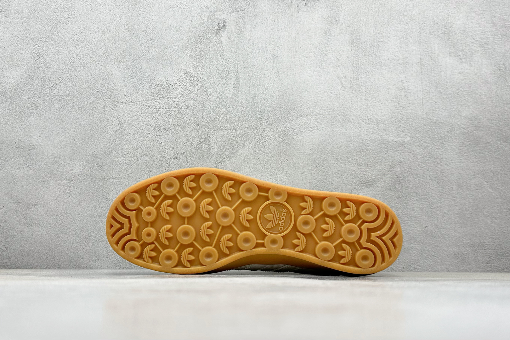 SC版Adidas SAMBA x Supreme 白红休闲板鞋 SC9207-723-莆田鞋,莆田鞋货源,高仿鞋,高仿鞋货源,安福档口,莆田高仿鞋,莆田鞋批发,高仿鞋批发,莆田高仿运动鞋,高仿运动鞋,莆田运动鞋 SC版Adidas SAMBA x Supreme 白红休闲板鞋 SC9207-723