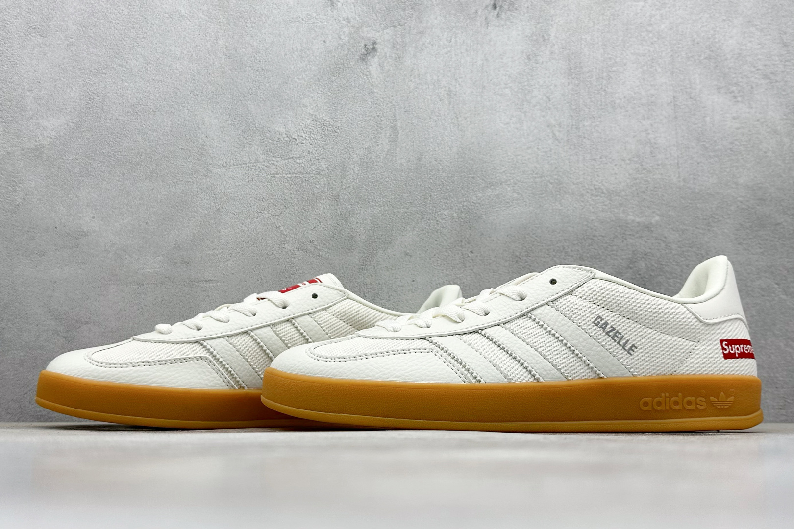 SC版Adidas SAMBA x Supreme 白红休闲板鞋 SC9207-723-莆田鞋,莆田鞋货源,高仿鞋,高仿鞋货源,安福档口,莆田高仿鞋,莆田鞋批发,高仿鞋批发,莆田高仿运动鞋,高仿运动鞋,莆田运动鞋 SC版Adidas SAMBA x Supreme 白红休闲板鞋 SC9207-723