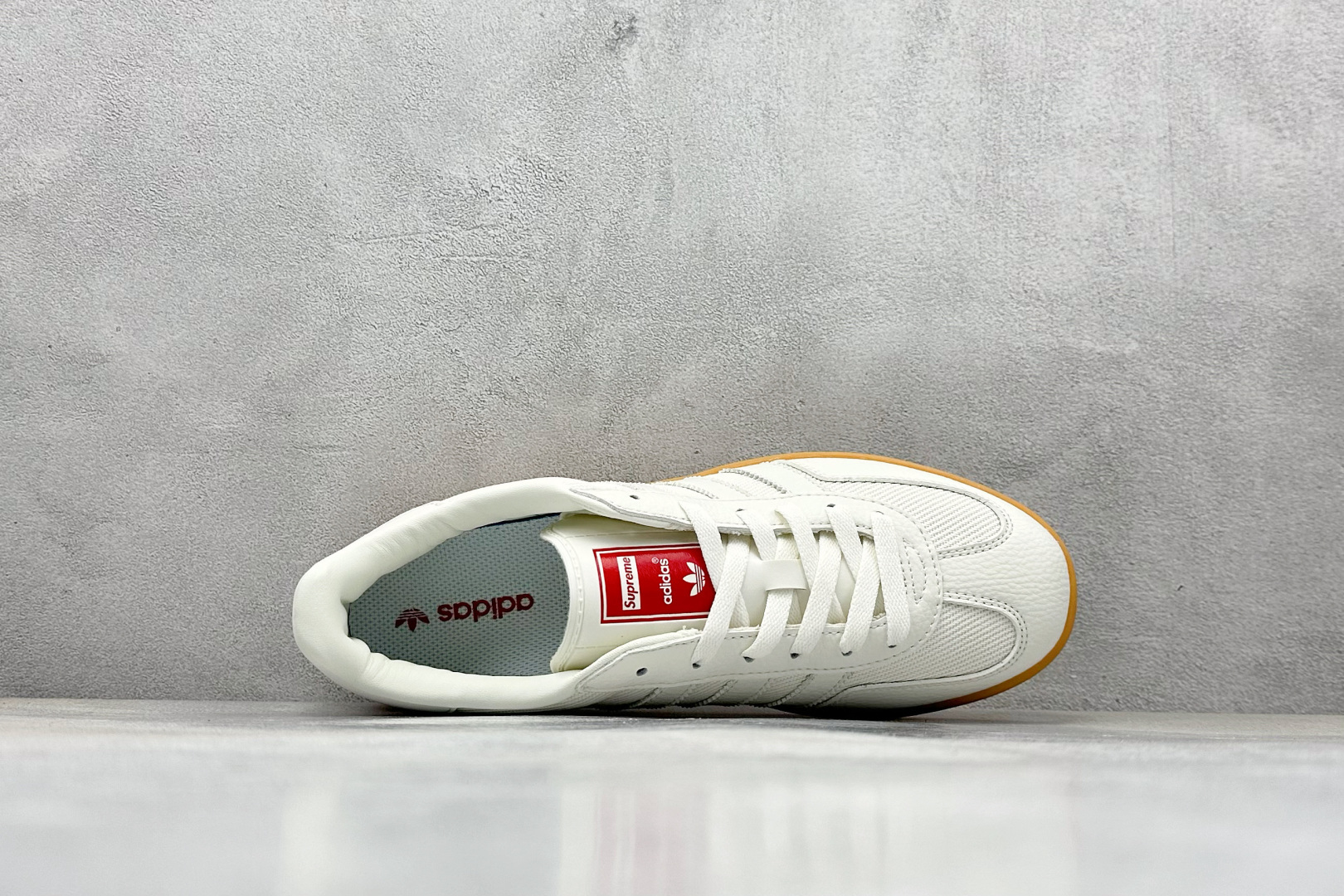 SC版Adidas SAMBA x Supreme 白红休闲板鞋 SC9207-723-莆田鞋,莆田鞋货源,高仿鞋,高仿鞋货源,安福档口,莆田高仿鞋,莆田鞋批发,高仿鞋批发,莆田高仿运动鞋,高仿运动鞋,莆田运动鞋 SC版Adidas SAMBA x Supreme 白红休闲板鞋 SC9207-723