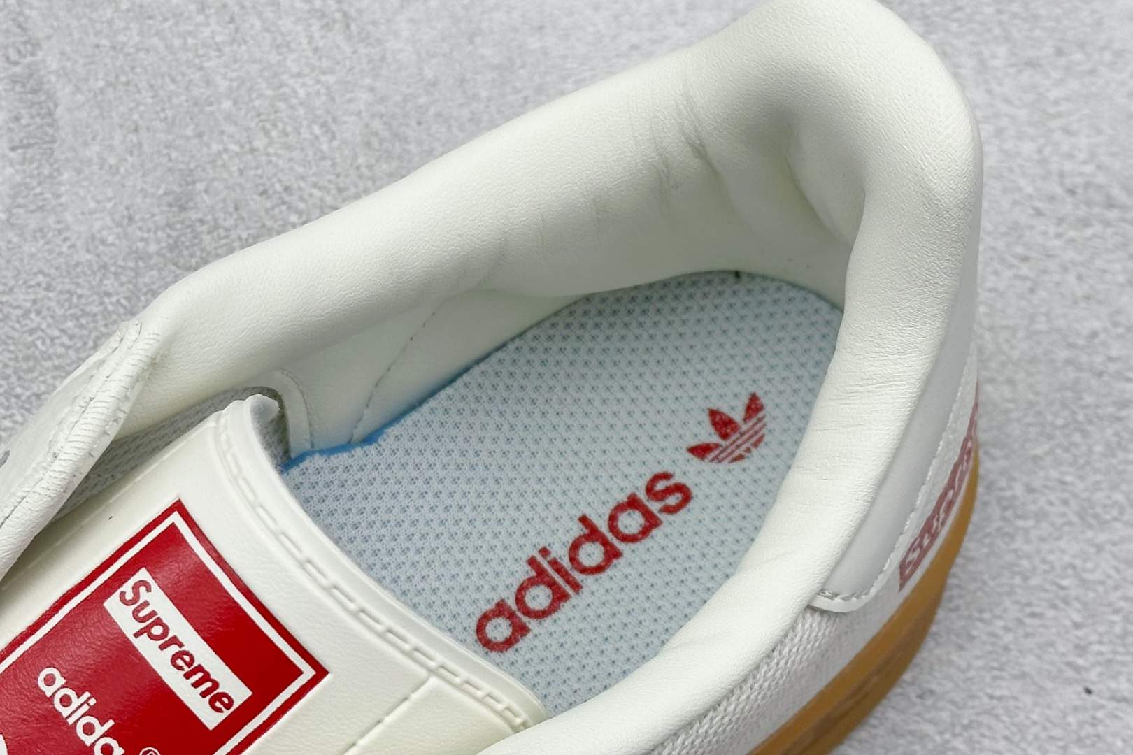 SC版Adidas SAMBA x Supreme 白红休闲板鞋 SC9207-723-莆田鞋,莆田鞋货源,高仿鞋,高仿鞋货源,安福档口,莆田高仿鞋,莆田鞋批发,高仿鞋批发,莆田高仿运动鞋,高仿运动鞋,莆田运动鞋 SC版Adidas SAMBA x Supreme 白红休闲板鞋 SC9207-723