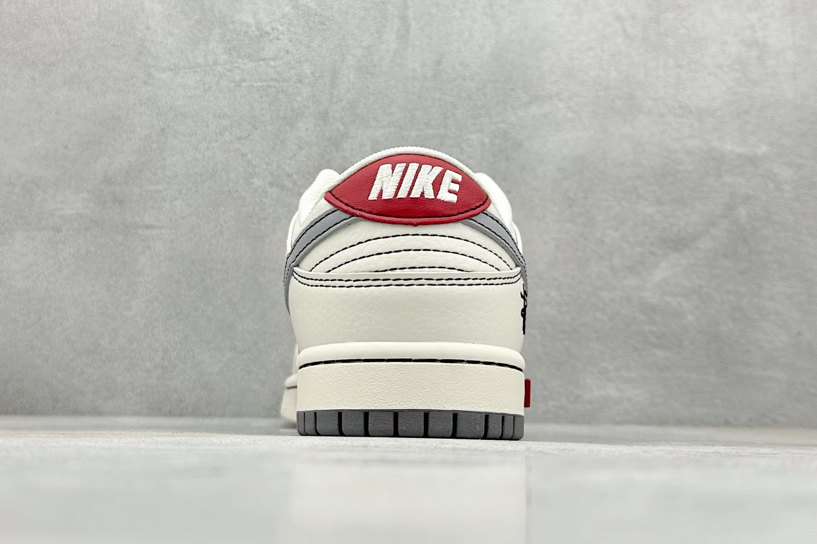 XC版Nk SB Dunk Low 斯图西联名-灰白浅灰勾 周年高端定制 低帮休闲板鞋 SJ2068-302