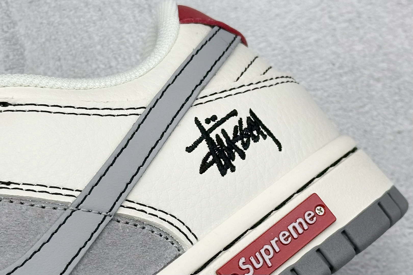 XC版Nk SB Dunk Low 斯图西联名-灰白浅灰勾 周年高端定制 低帮休闲板鞋 SJ2068-302