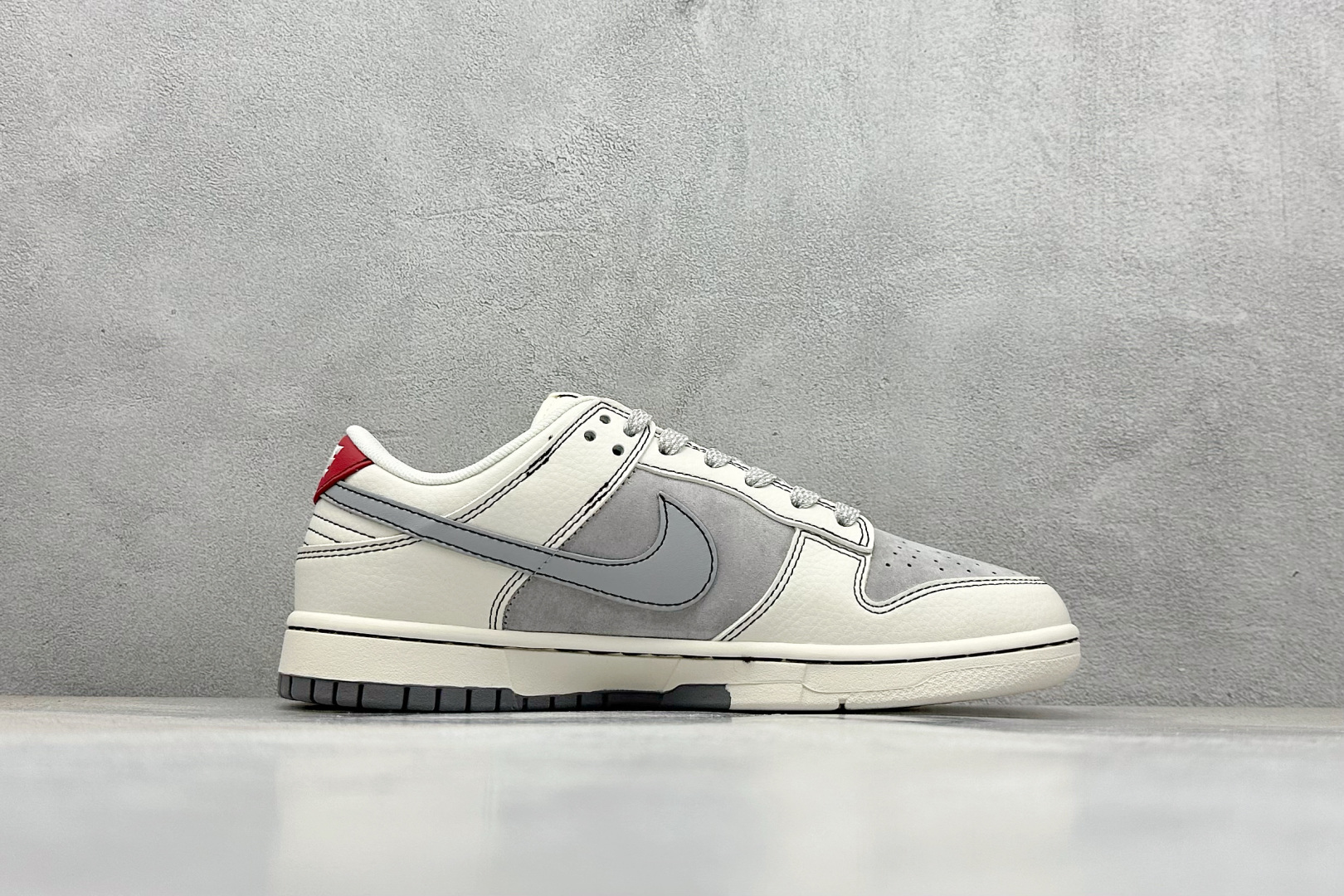 XC版Nk SB Dunk Low 斯图西联名-灰白浅灰勾 周年高端定制 低帮休闲板鞋 SJ2068-302