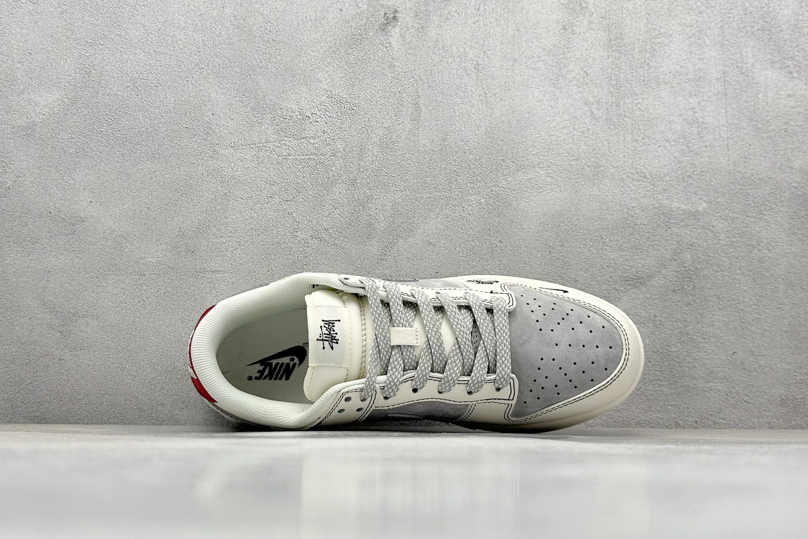 XC版Nk SB Dunk Low 斯图西联名-灰白浅灰勾 周年高端定制 低帮休闲板鞋 SJ2068-302