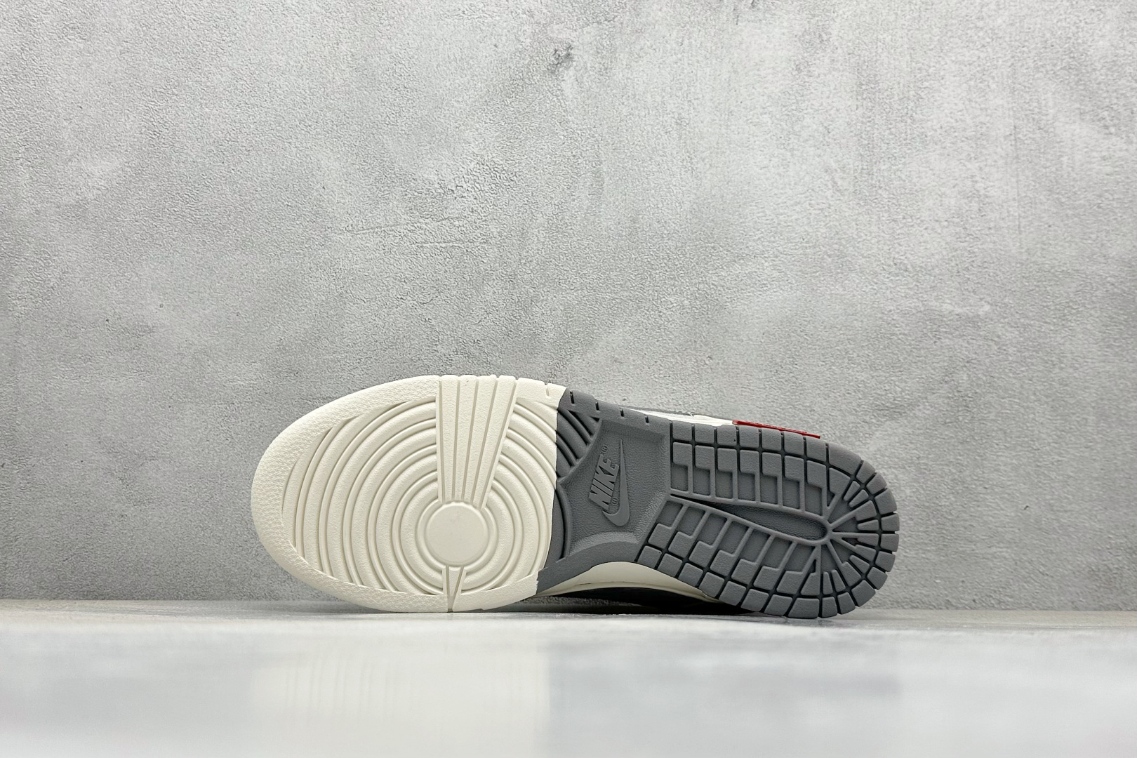 XC版Nk SB Dunk Low 斯图西联名-灰白浅灰勾 周年高端定制 低帮休闲板鞋 SJ2068-302