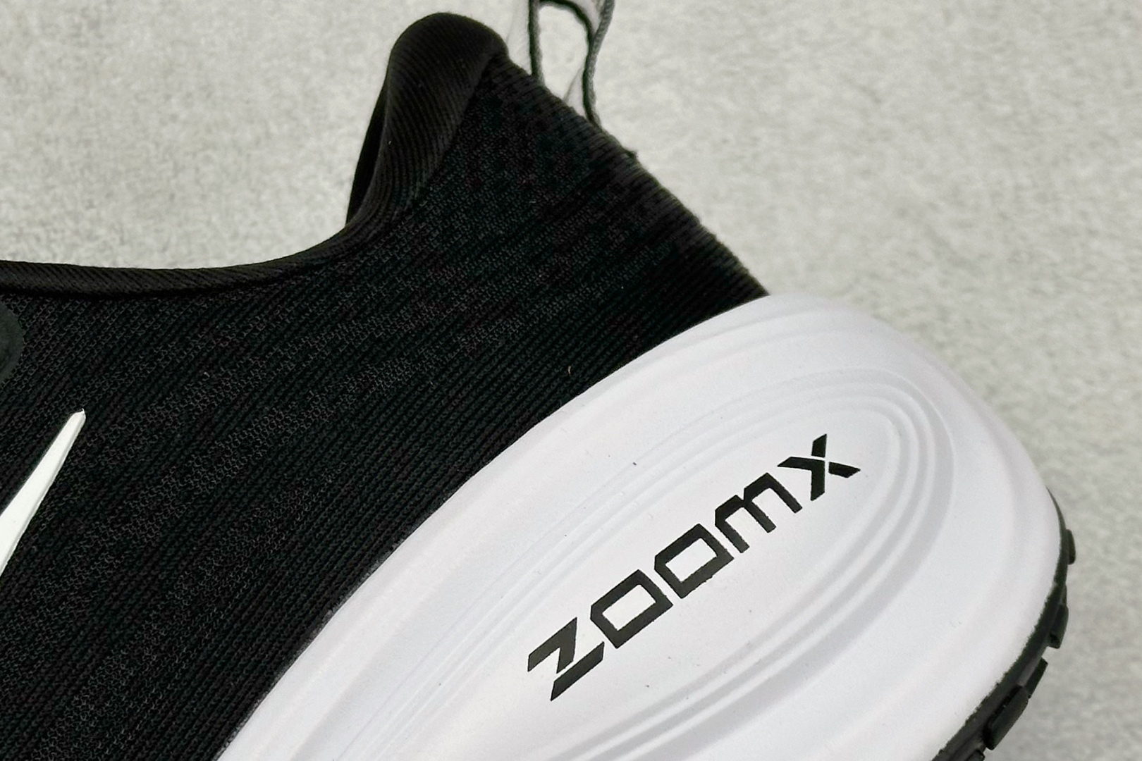 
Nike VOMERO PLUS 轻盈跑鞋
公司级版本 舒适百搭防滑耐磨 低帮 休闲跑步鞋

货号：H
