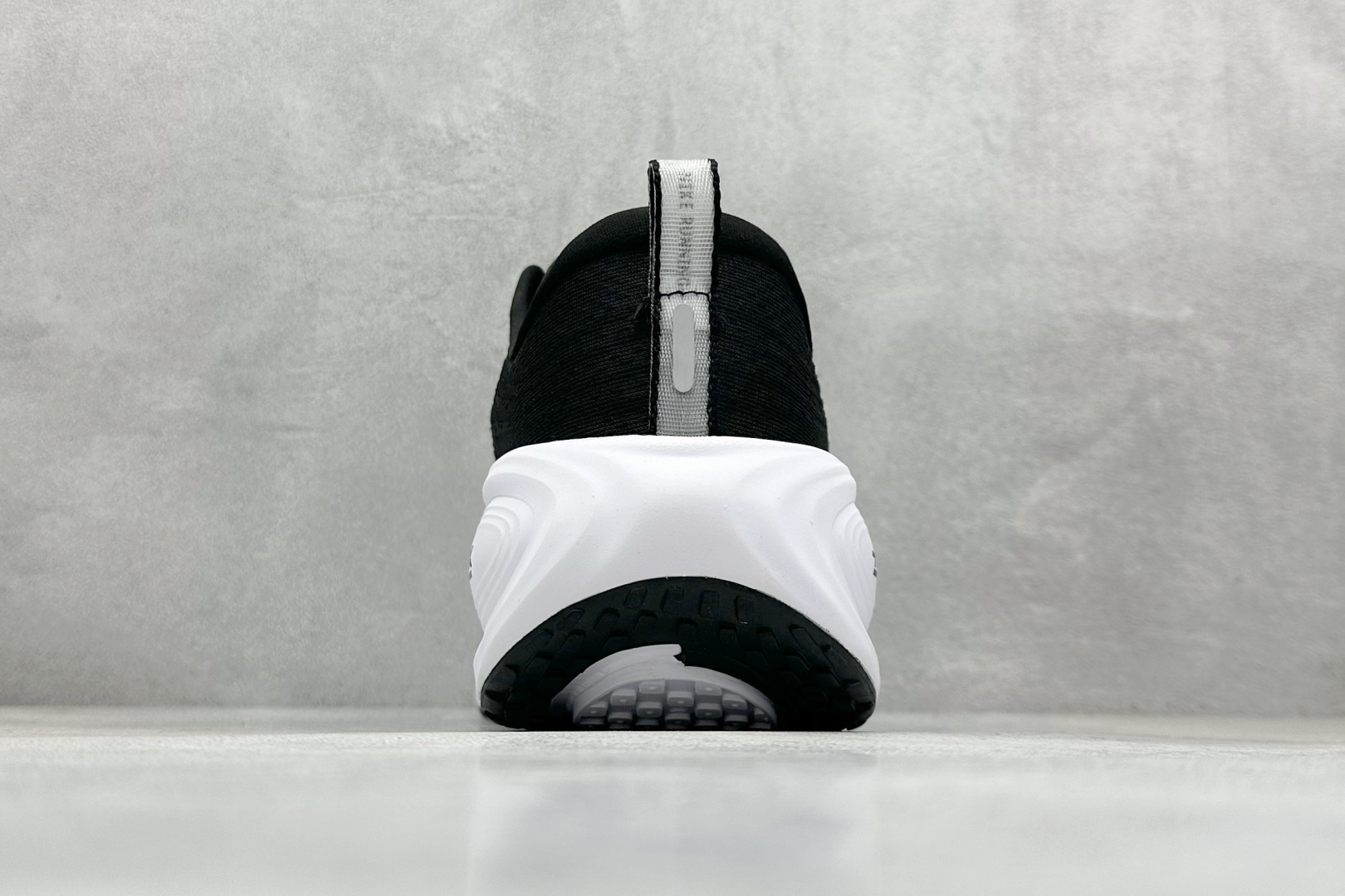 
Nike VOMERO PLUS 轻盈跑鞋
公司级版本 舒适百搭防滑耐磨 低帮 休闲跑步鞋

货号：H