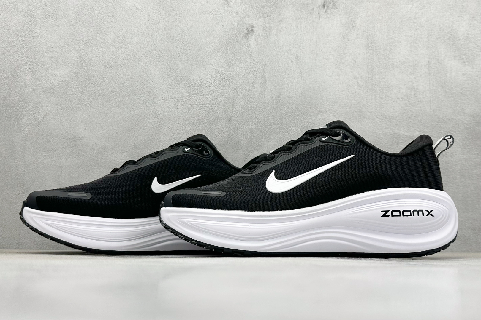 
Nike VOMERO PLUS 轻盈跑鞋
公司级版本 舒适百搭防滑耐磨 低帮 休闲跑步鞋

货号：H