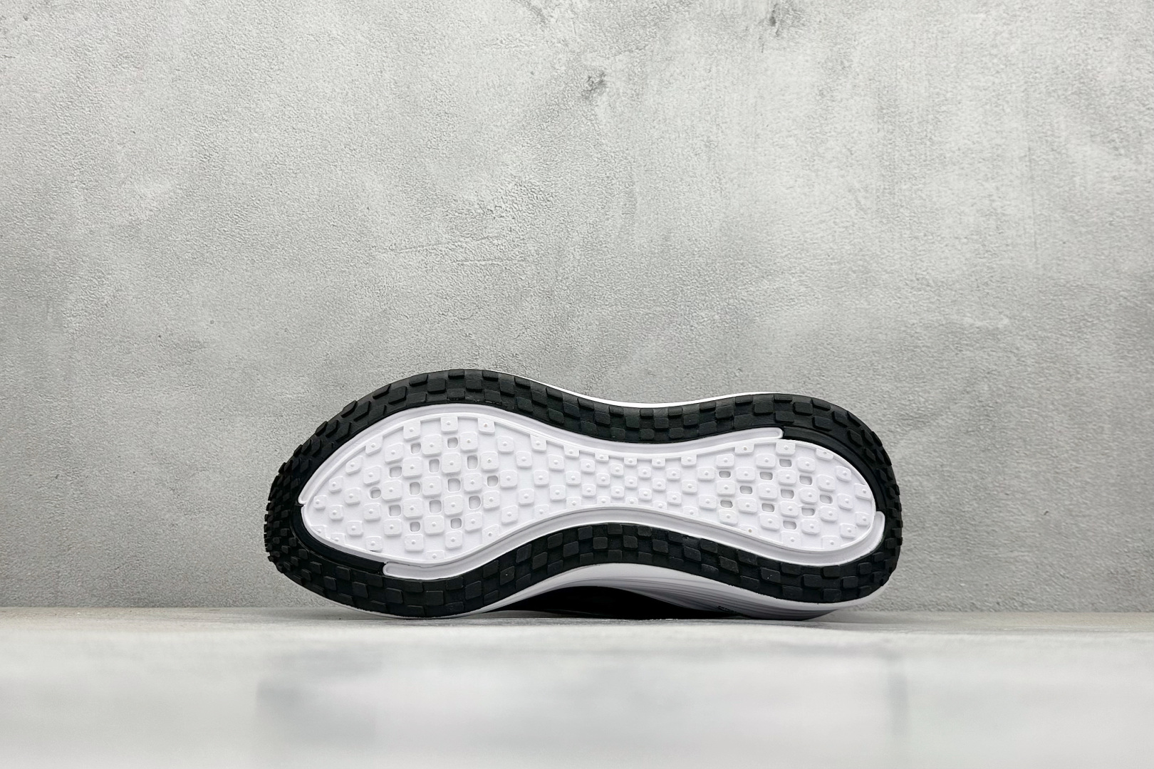 
Nike VOMERO PLUS 轻盈跑鞋
公司级版本 舒适百搭防滑耐磨 低帮 休闲跑步鞋

货号：H