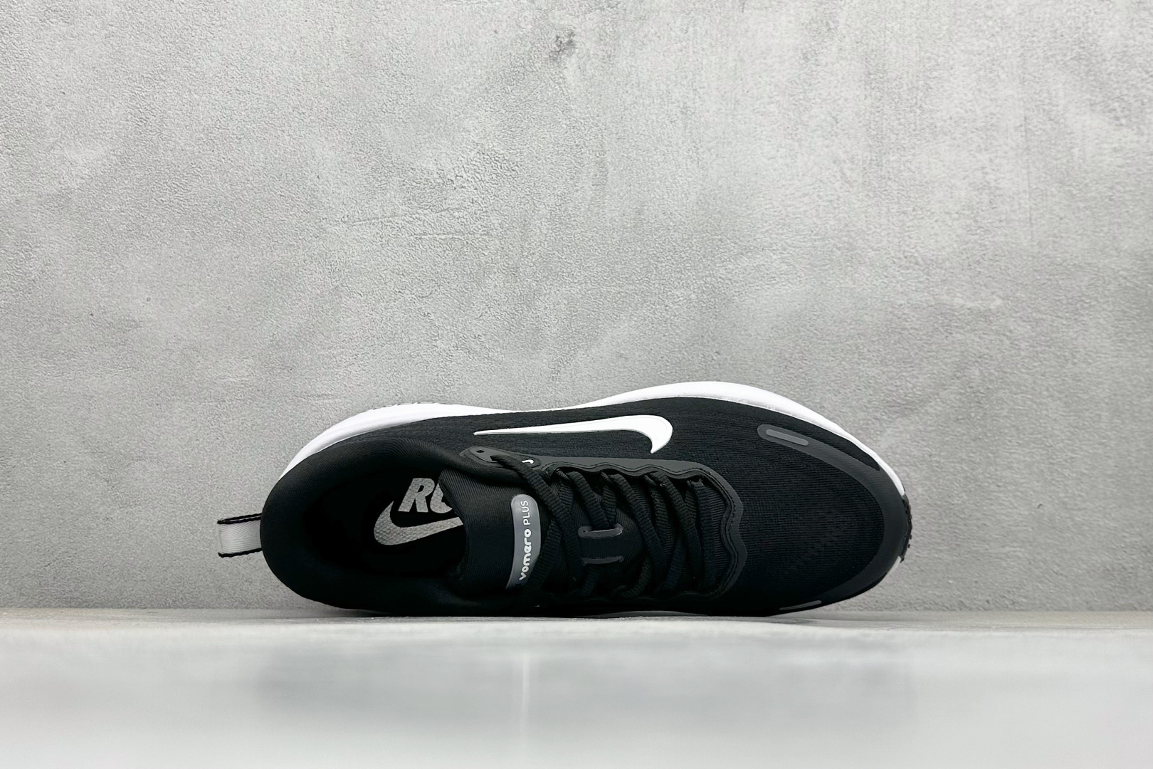 
Nike VOMERO PLUS 轻盈跑鞋
公司级版本 舒适百搭防滑耐磨 低帮 休闲跑步鞋

货号：H