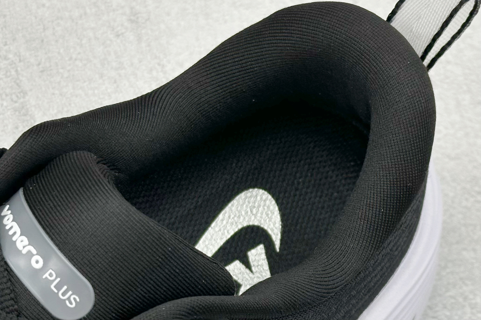 
Nike VOMERO PLUS 轻盈跑鞋
公司级版本 舒适百搭防滑耐磨 低帮 休闲跑步鞋

货号：H