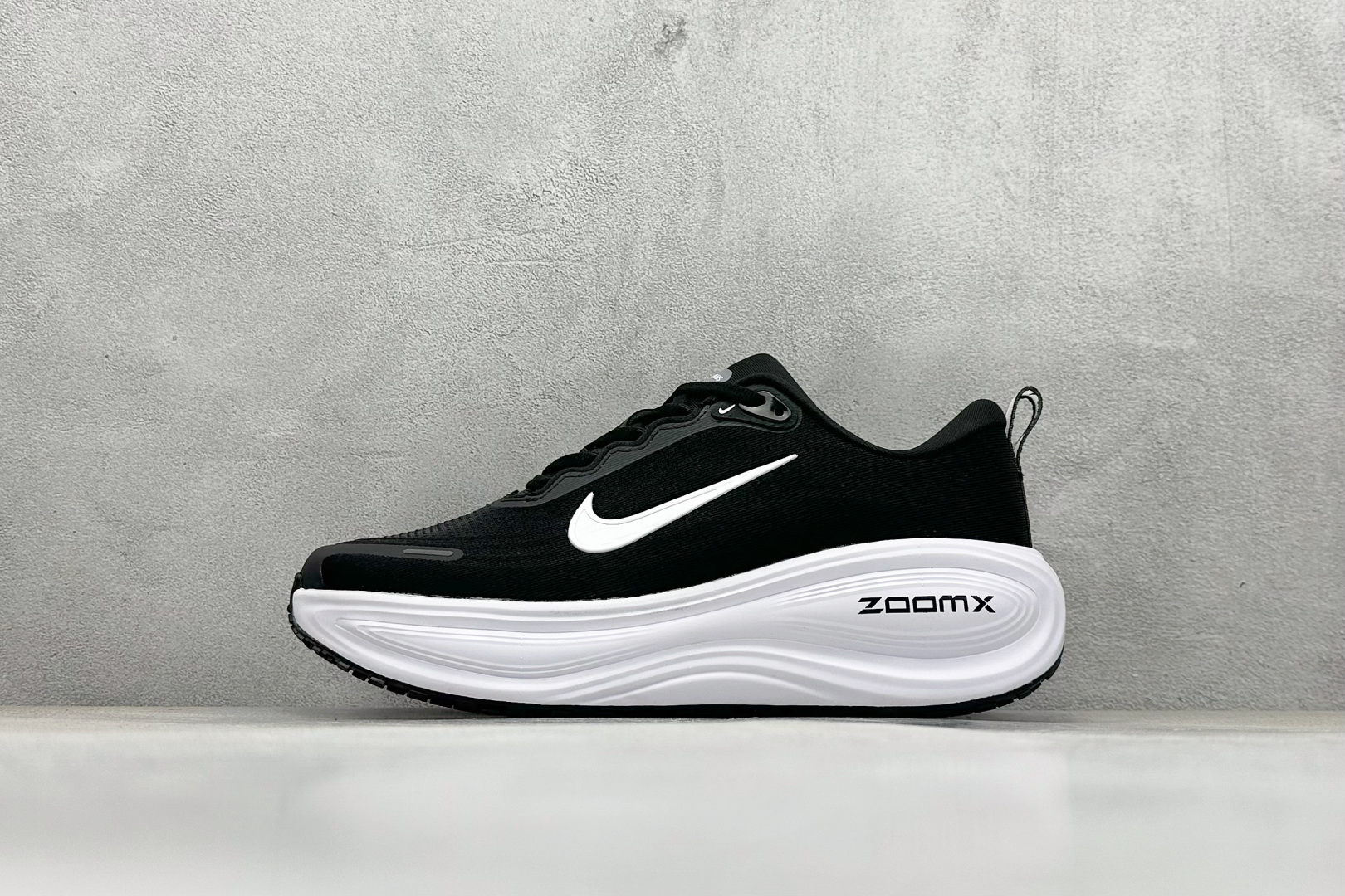 
Nike VOMERO PLUS 轻盈跑鞋
公司级版本 舒适百搭防滑耐磨 低帮 休闲跑步鞋

货号：H