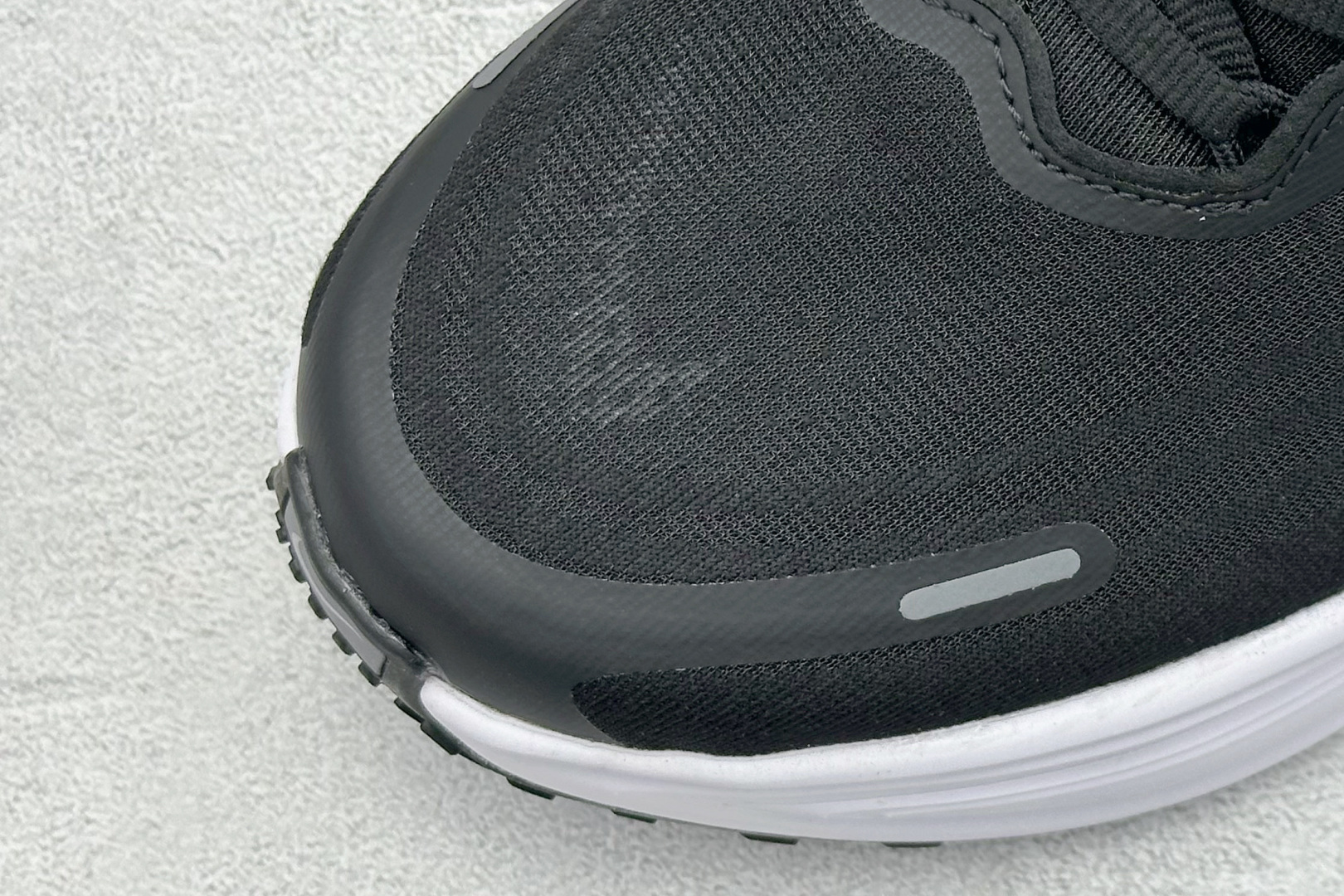 
Nike VOMERO PLUS 轻盈跑鞋
公司级版本 舒适百搭防滑耐磨 低帮 休闲跑步鞋

货号：H