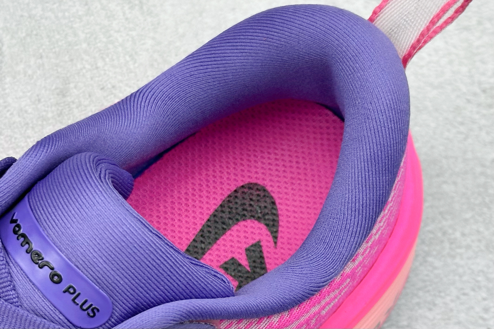 Nike VOMERO PLUS 轻盈跑鞋 版本 舒适百搭防滑耐磨 低帮 休闲跑步鞋 HV8154-400