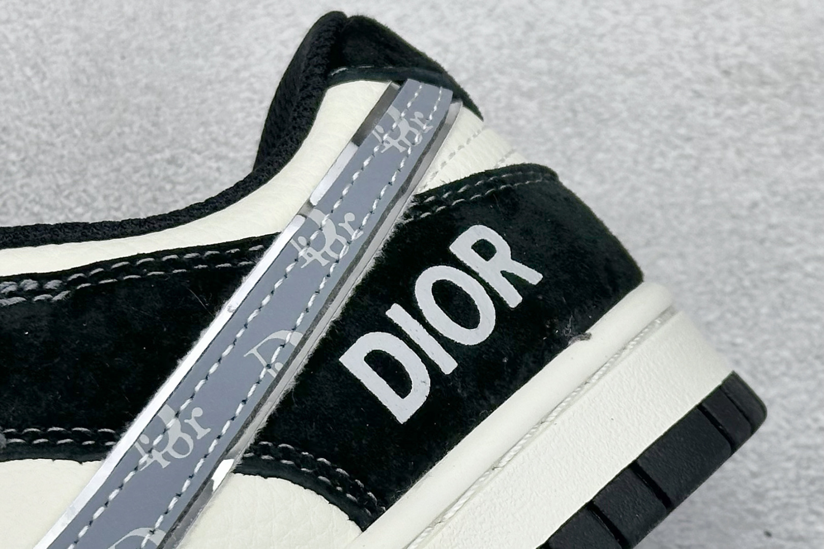 XC版Nike SB Dunk Low x DIOR 白灰小钩 DJ2024-084