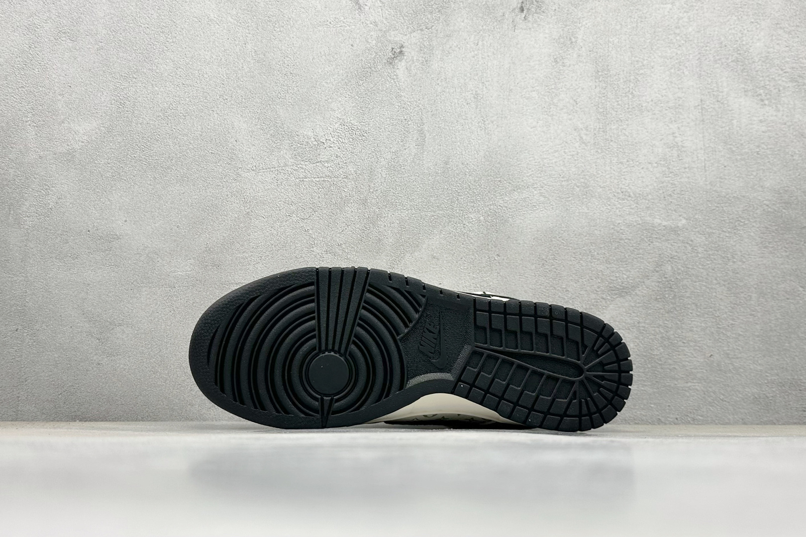 XC版Nike SB Dunk Low x Louis Vuitton x Bearbrick 三方联名 米黑小钩绑带 SJ2068-291