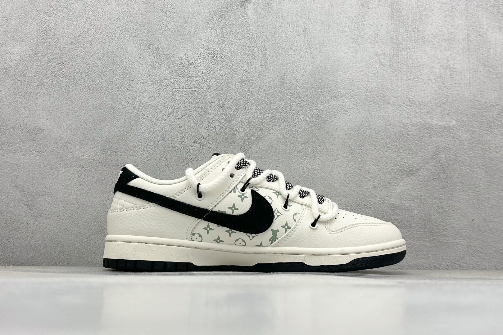 XC版Nike SB Dunk Low x Louis Vuitton x Bearbrick 三方联名 米黑小钩绑带 SJ2068-291