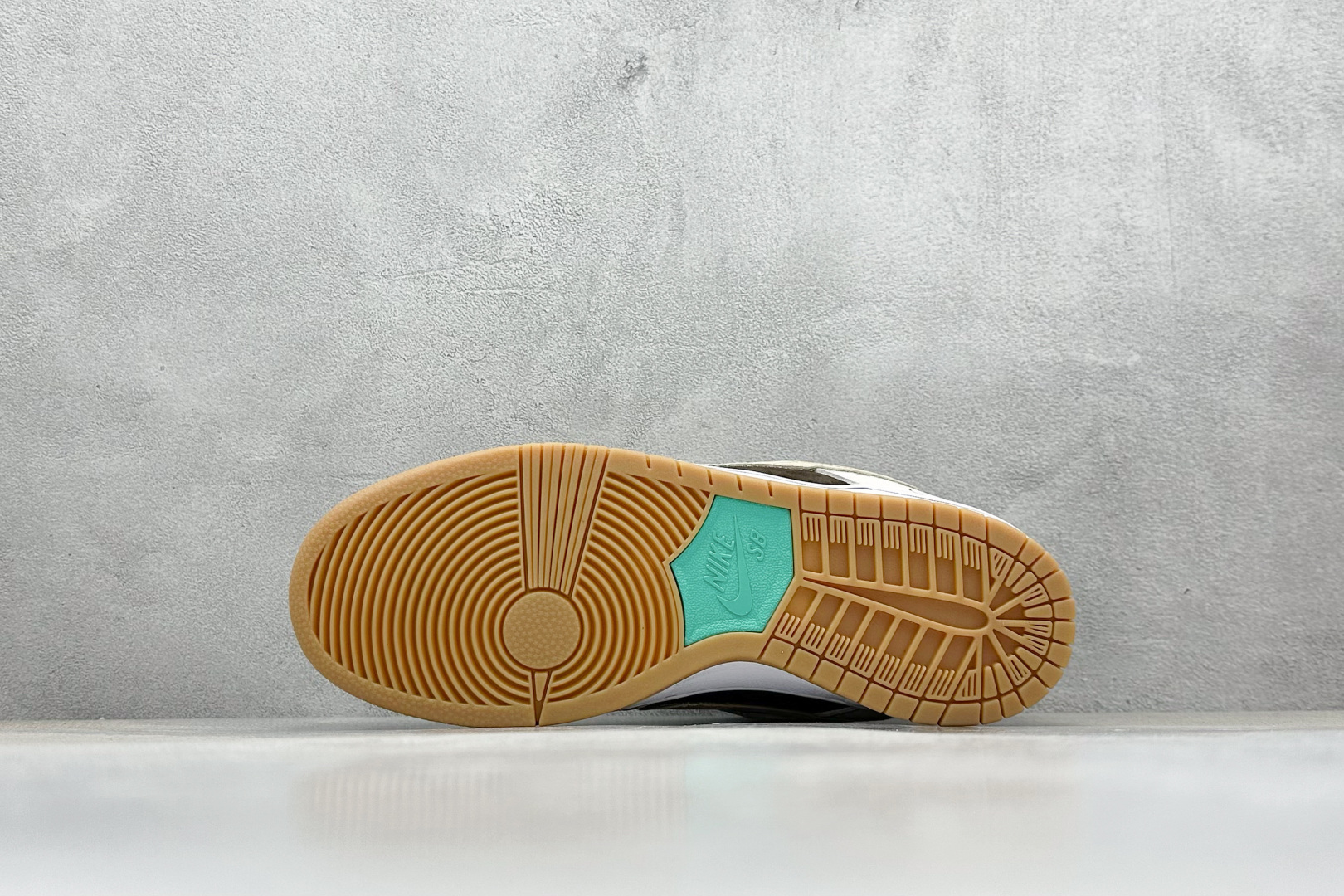 Nike Dunk SB 冰啡男孩 米棕 HF3704-001-莆田鞋,莆田鞋货源,高仿鞋,高仿鞋货源,安福档口,莆田高仿鞋,莆田鞋批发,高仿鞋批发,莆田高仿运动鞋,高仿运动鞋,莆田运动鞋 Nike Dunk SB 冰啡男孩 米棕 HF3704-001