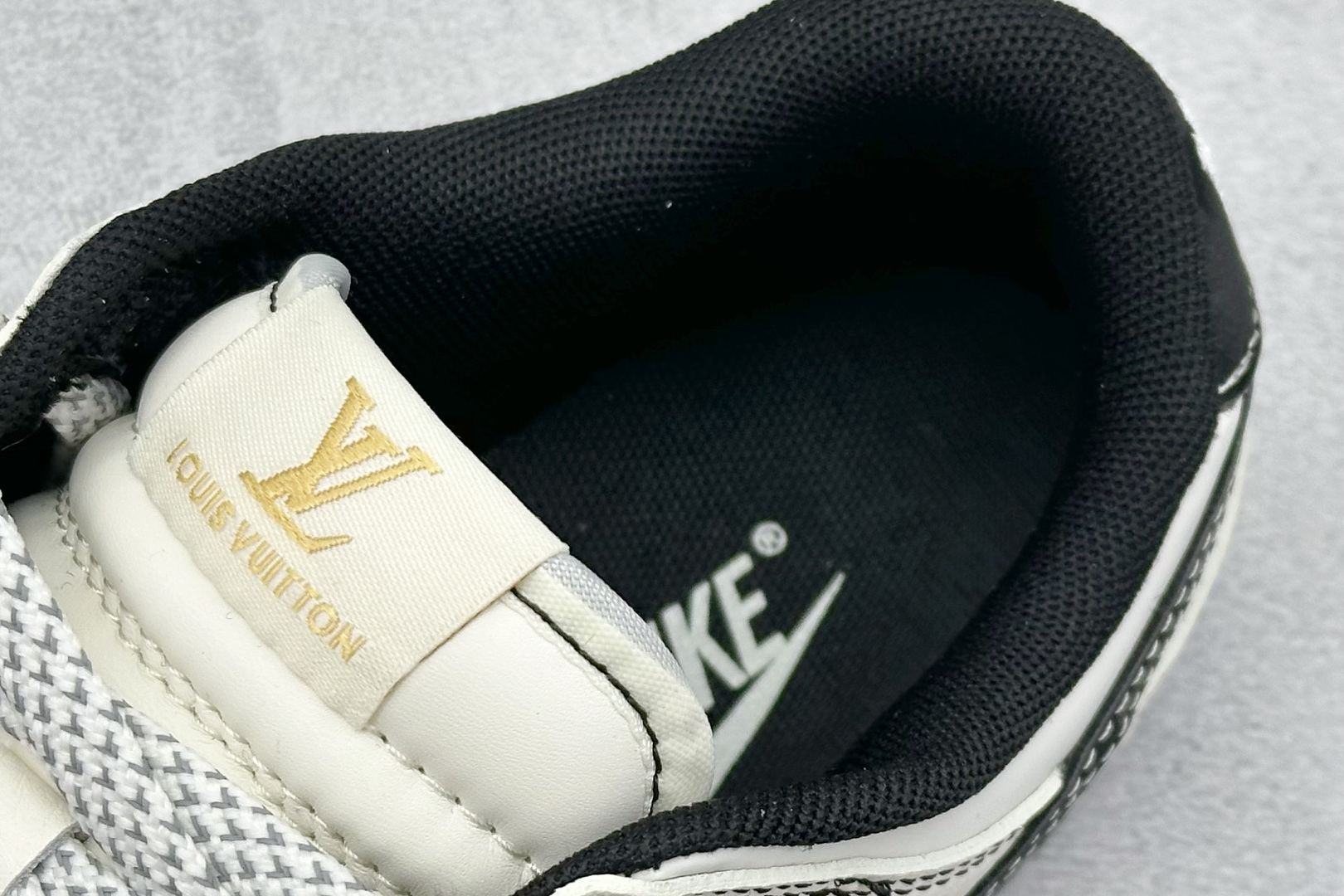 Nike Air Dunk LOW 1“LV联名——白黑金标 低帮 复古减震防滑 耐磨 篮球鞋 JP1628-013-莆田鞋,莆田鞋货源,高仿鞋,高仿鞋货源,安福档口,莆田高仿鞋,莆田鞋批发,高仿鞋批发,莆田高仿运动鞋,高仿运动鞋,莆田运动鞋 Nike Air Dunk LOW 1“LV联名——白黑金标 低帮 复古减震防滑 耐磨 篮球鞋 JP1628-013