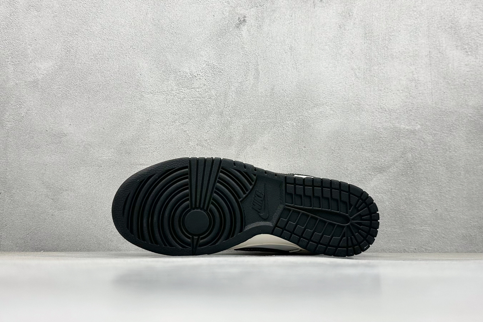 Nike Air Dunk LOW 1“LV联名——白黑金标 低帮 复古减震防滑 耐磨 篮球鞋 JP1628-013-莆田鞋,莆田鞋货源,高仿鞋,高仿鞋货源,安福档口,莆田高仿鞋,莆田鞋批发,高仿鞋批发,莆田高仿运动鞋,高仿运动鞋,莆田运动鞋 Nike Air Dunk LOW 1“LV联名——白黑金标 低帮 复古减震防滑 耐磨 篮球鞋 JP1628-013