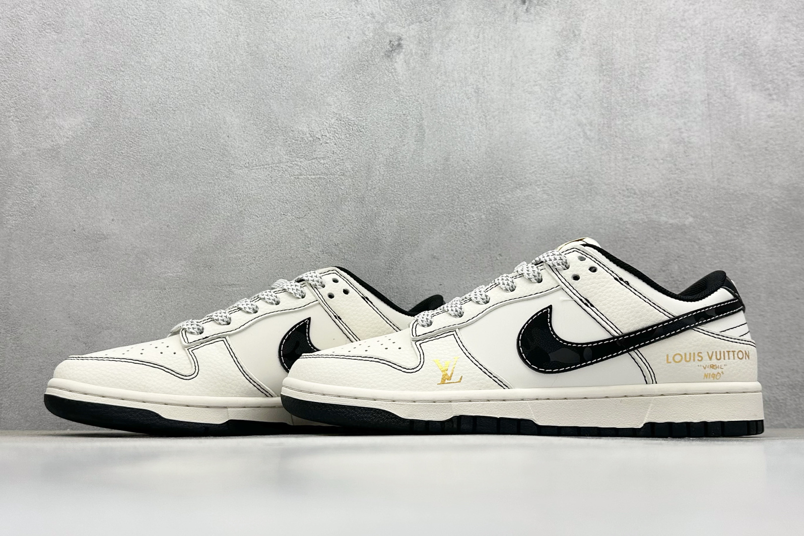 Nike Air Dunk LOW 1“LV联名——白黑金标 低帮 复古减震防滑 耐磨 篮球鞋 JP1628-013-莆田鞋,莆田鞋货源,高仿鞋,高仿鞋货源,安福档口,莆田高仿鞋,莆田鞋批发,高仿鞋批发,莆田高仿运动鞋,高仿运动鞋,莆田运动鞋 Nike Air Dunk LOW 1“LV联名——白黑金标 低帮 复古减震防滑 耐磨 篮球鞋 JP1628-013