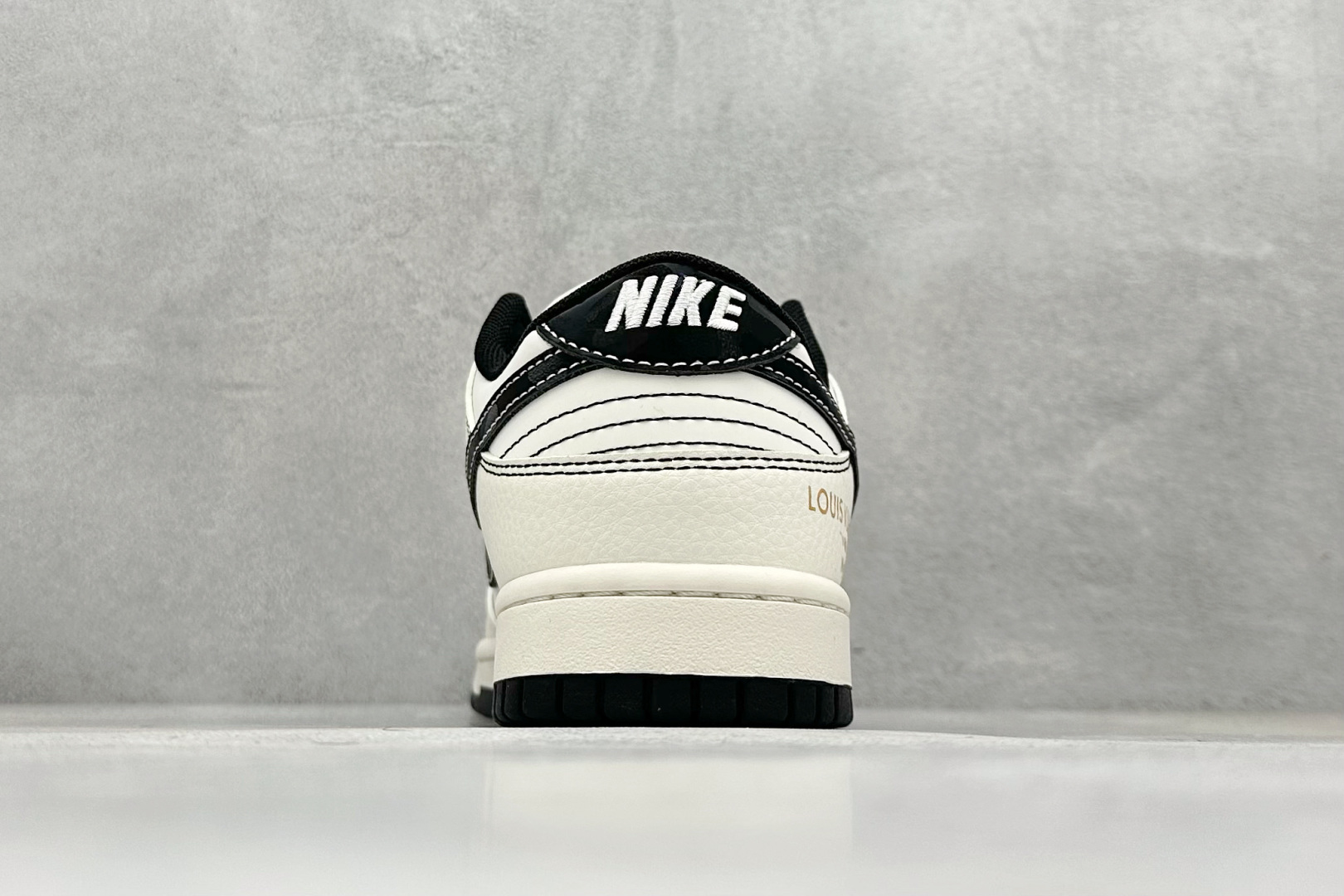 Nike Air Dunk LOW 1“LV联名——白黑金标 低帮 复古减震防滑 耐磨 篮球鞋 JP1628-013-莆田鞋,莆田鞋货源,高仿鞋,高仿鞋货源,安福档口,莆田高仿鞋,莆田鞋批发,高仿鞋批发,莆田高仿运动鞋,高仿运动鞋,莆田运动鞋 Nike Air Dunk LOW 1“LV联名——白黑金标 低帮 复古减震防滑 耐磨 篮球鞋 JP1628-013