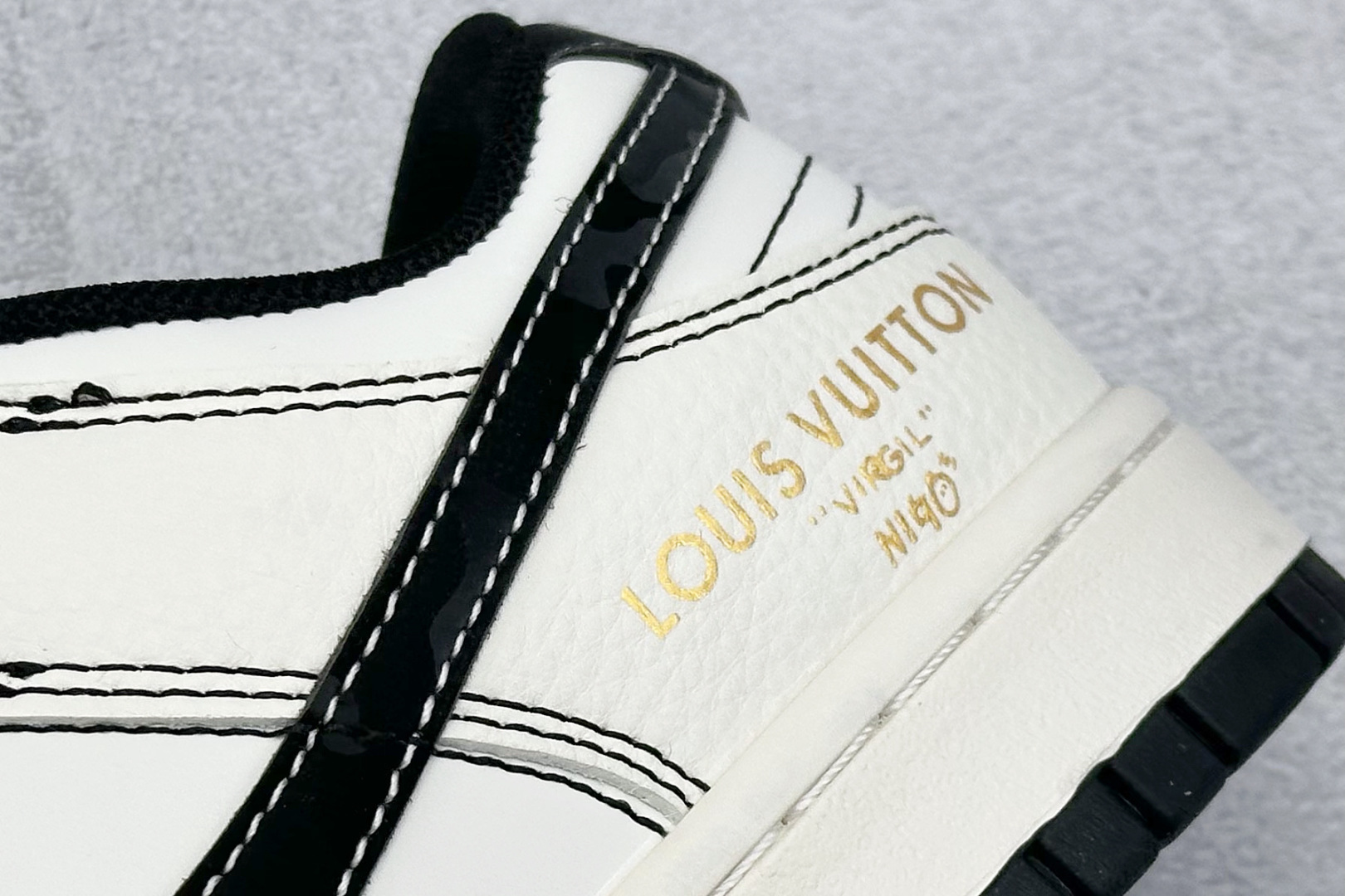 Nike Air Dunk LOW 1“LV联名——白黑金标 低帮 复古减震防滑 耐磨 篮球鞋 JP1628-013-莆田鞋,莆田鞋货源,高仿鞋,高仿鞋货源,安福档口,莆田高仿鞋,莆田鞋批发,高仿鞋批发,莆田高仿运动鞋,高仿运动鞋,莆田运动鞋 Nike Air Dunk LOW 1“LV联名——白黑金标 低帮 复古减震防滑 耐磨 篮球鞋 JP1628-013